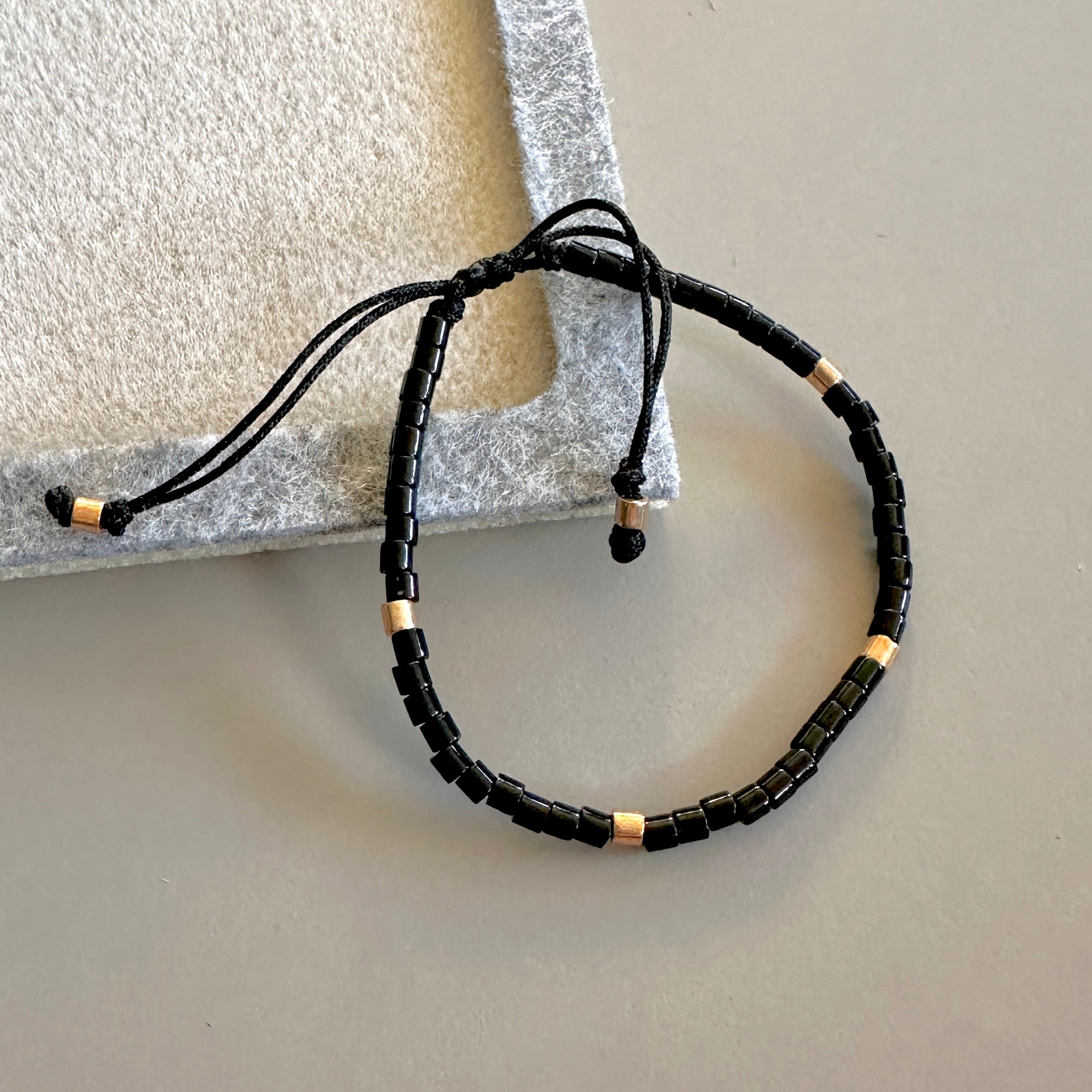 PULSERA NEGRO Y DORADO | LUNAM