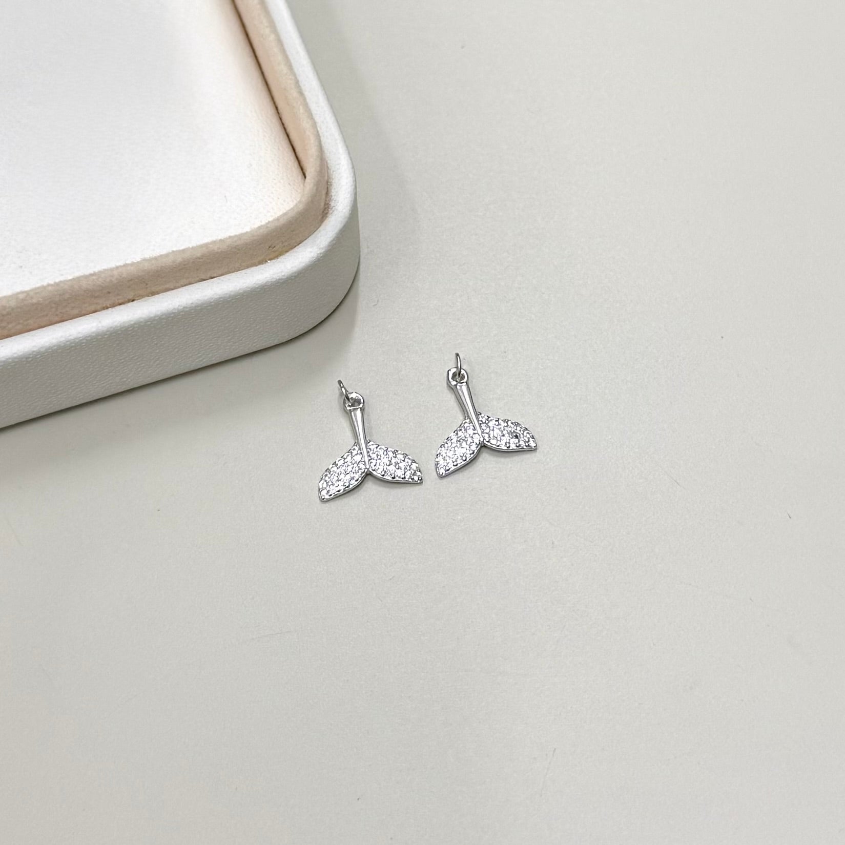 COLGANTE COLA DE BALLENA | STRASS | PLATA 925