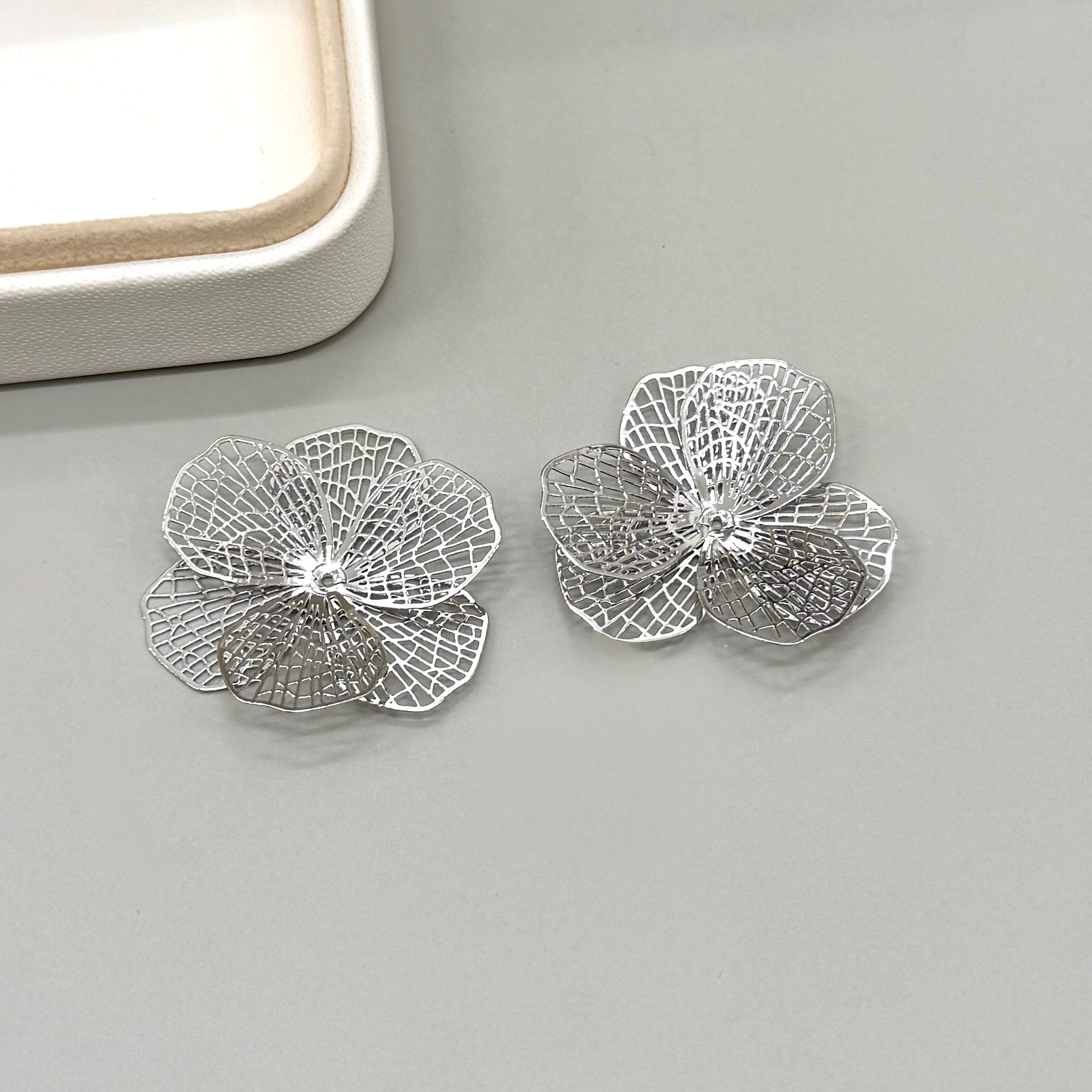 COLGANTE | FLORES RELIEVE | 1 UND