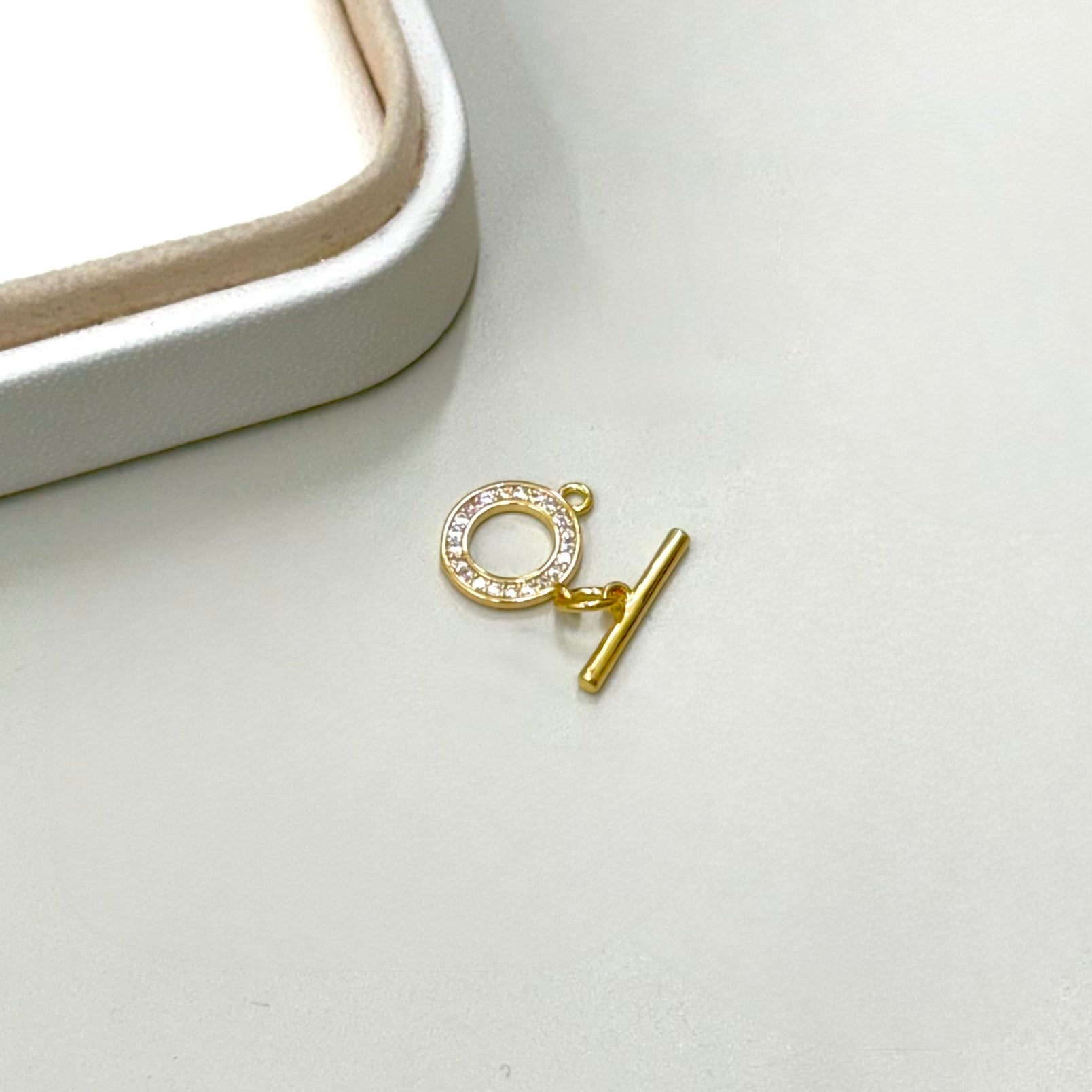 BROCHE OT | CIRCULO CON STRASS | BAÑO DE ORO