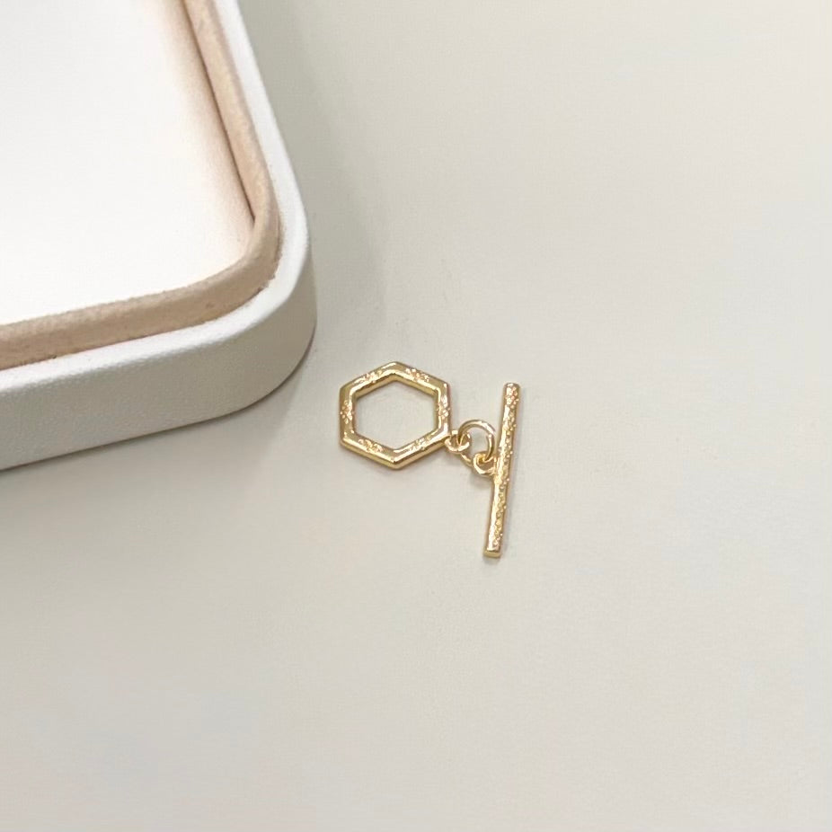 BROCHE OT | HEXAGONAL | BAÑO DE ORO