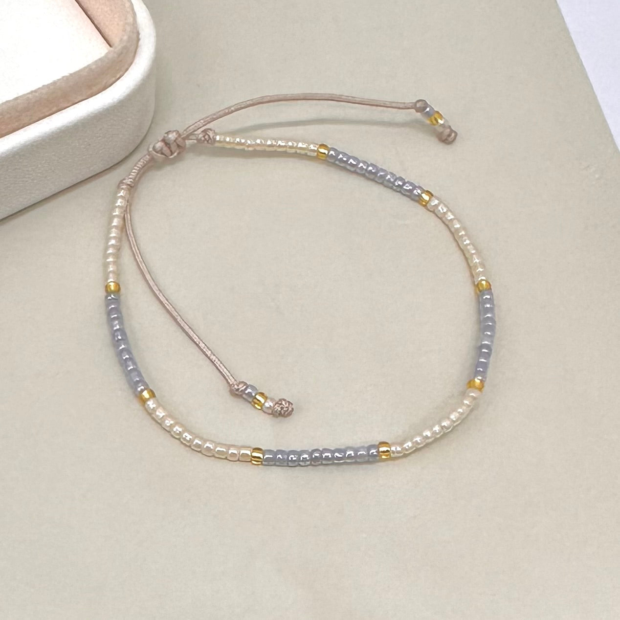 PULSERA CELESTE Y CREMA | LUNAM