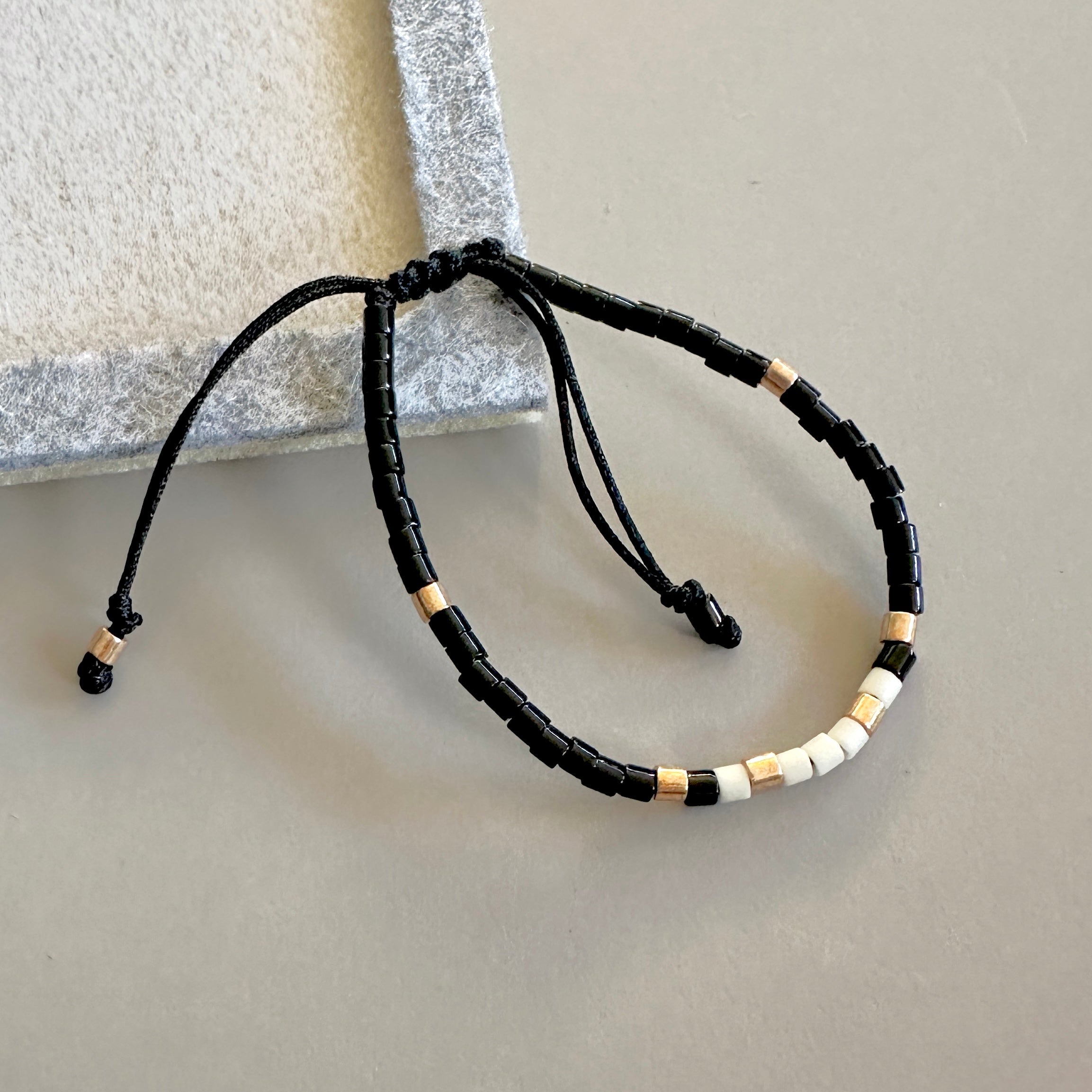 PULSERA NEGRO CREMA Y DORADO | LUNAM