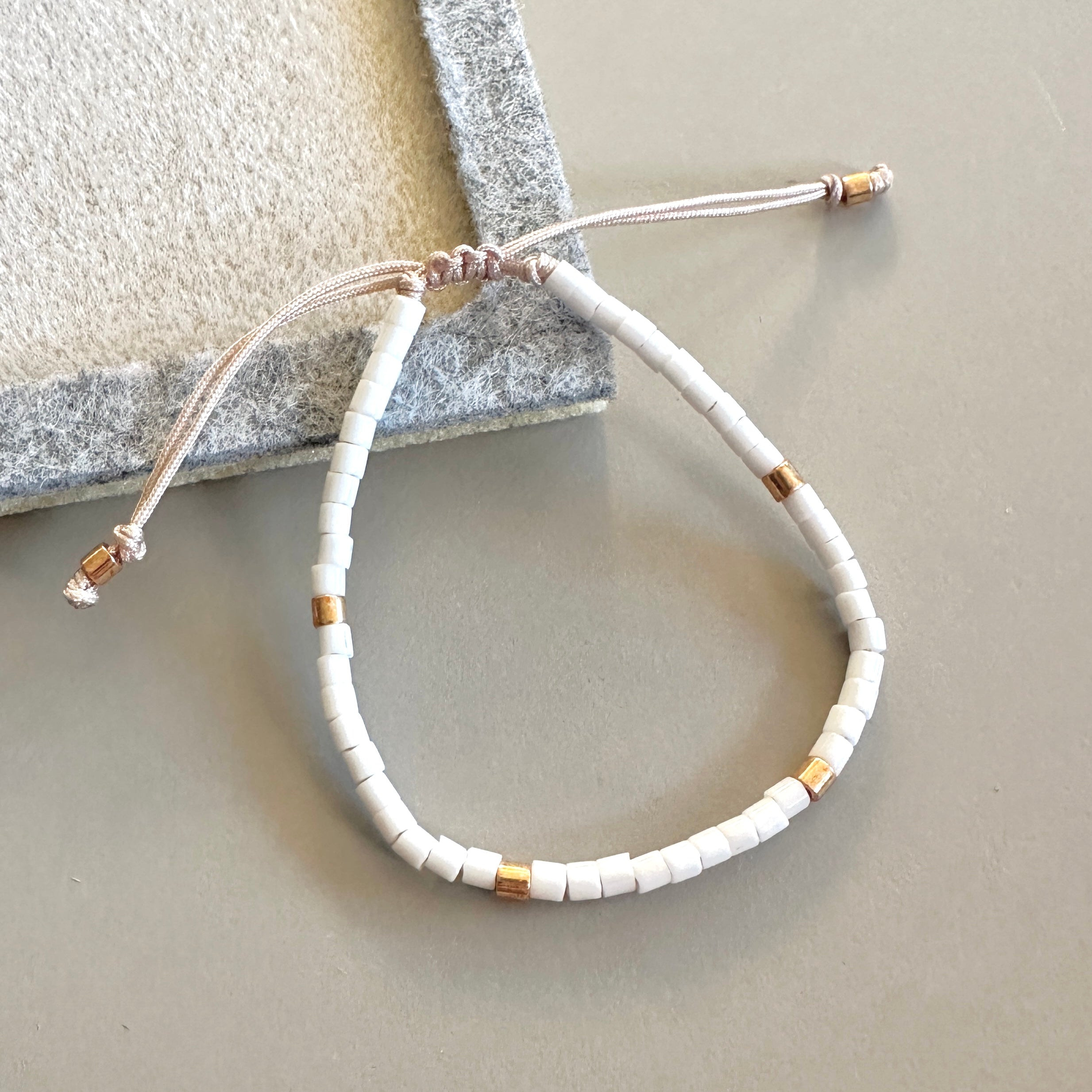 PULSERA BLANCA Y DORADO | LUNAM
