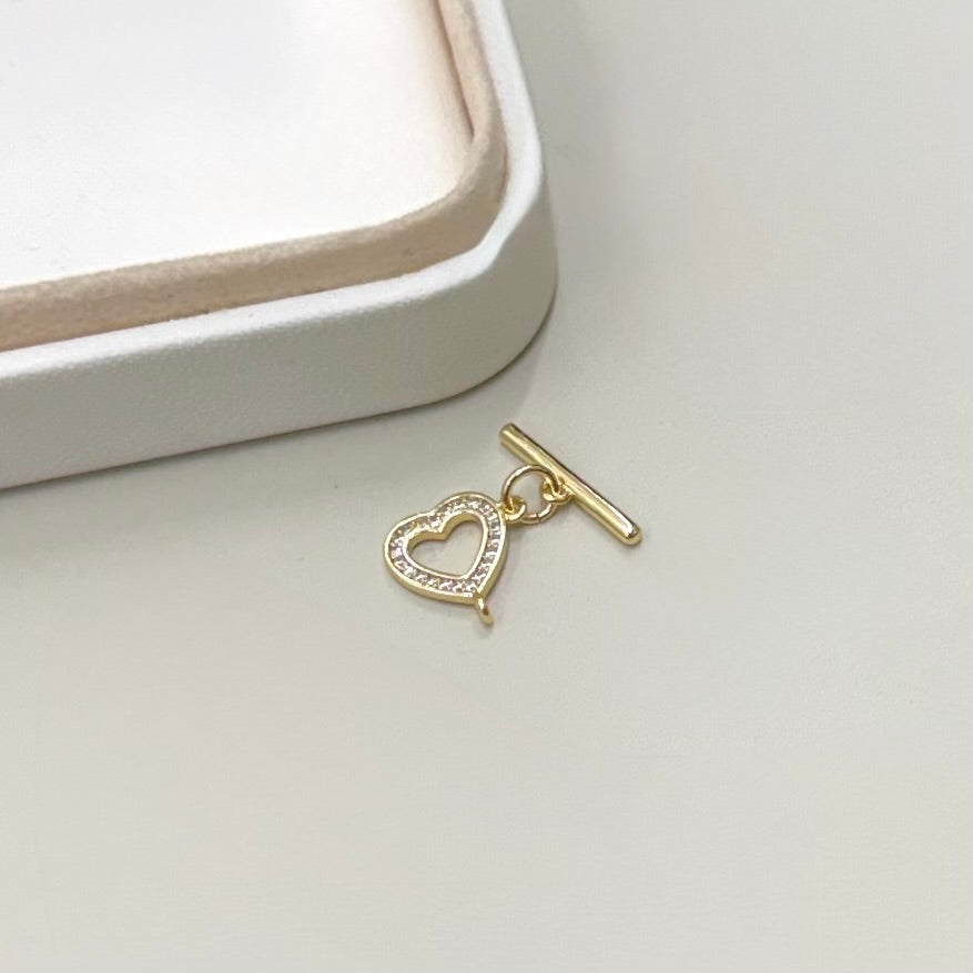 BROCHE OT | CORAZON CON STRASS | BAÑO DE ORO