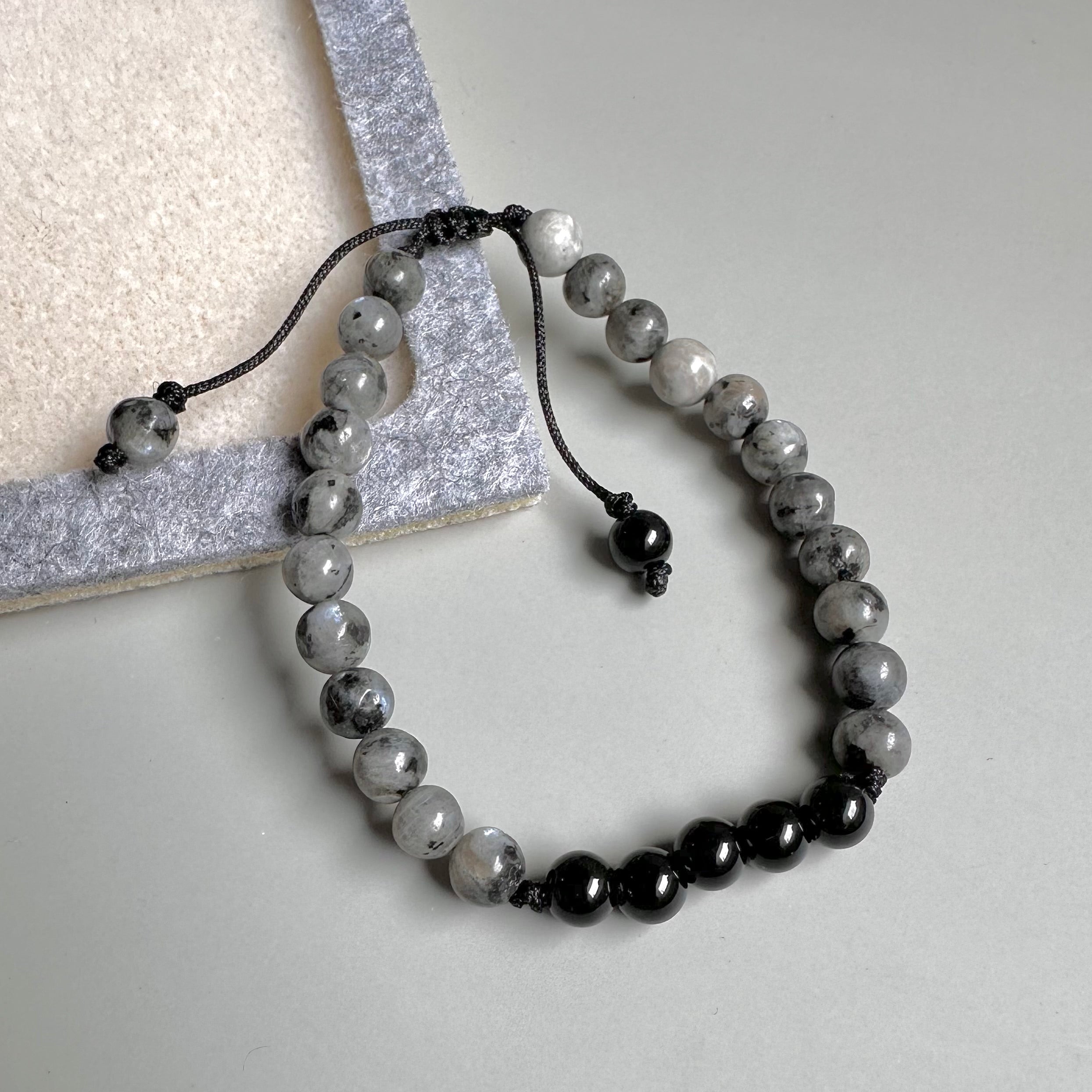 PULSERA | LARVIKITA Y ONIX | LUNAM