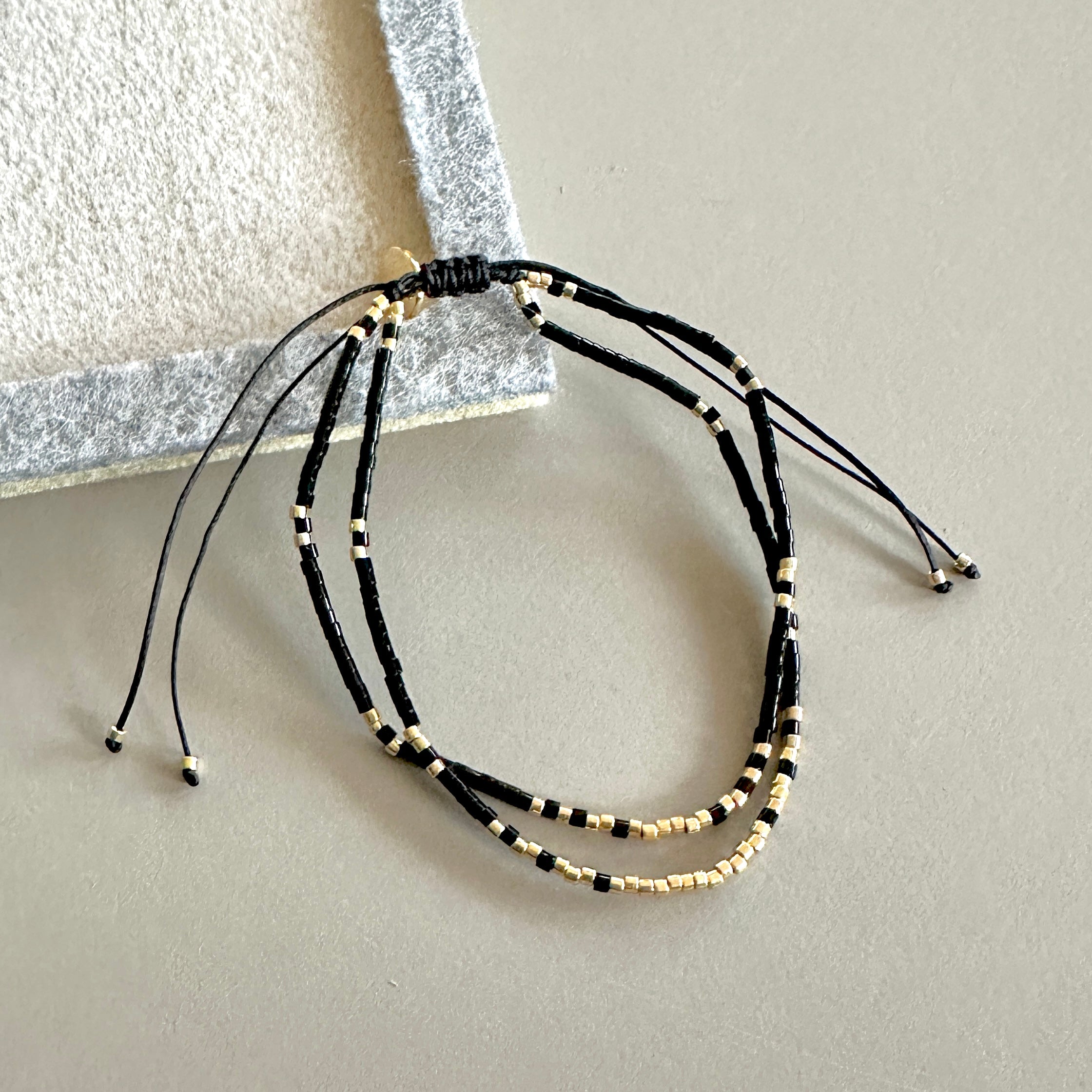 PULSERA DOBLE NEGRA Y DORADO | LUNAM