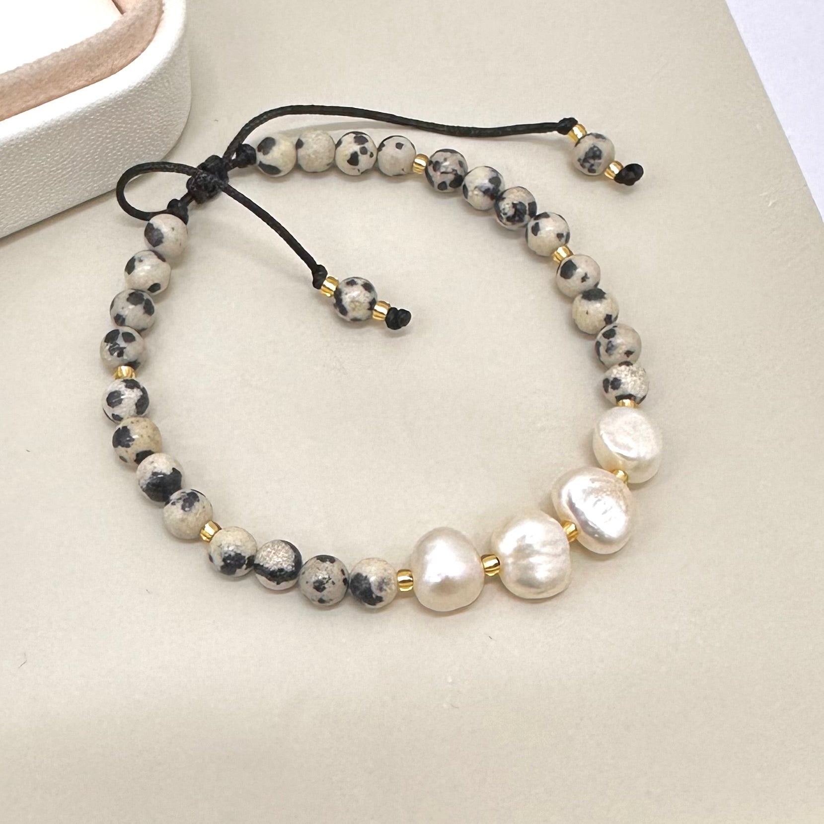 PULSERA DALMATA CON PERLAS | LUNAM