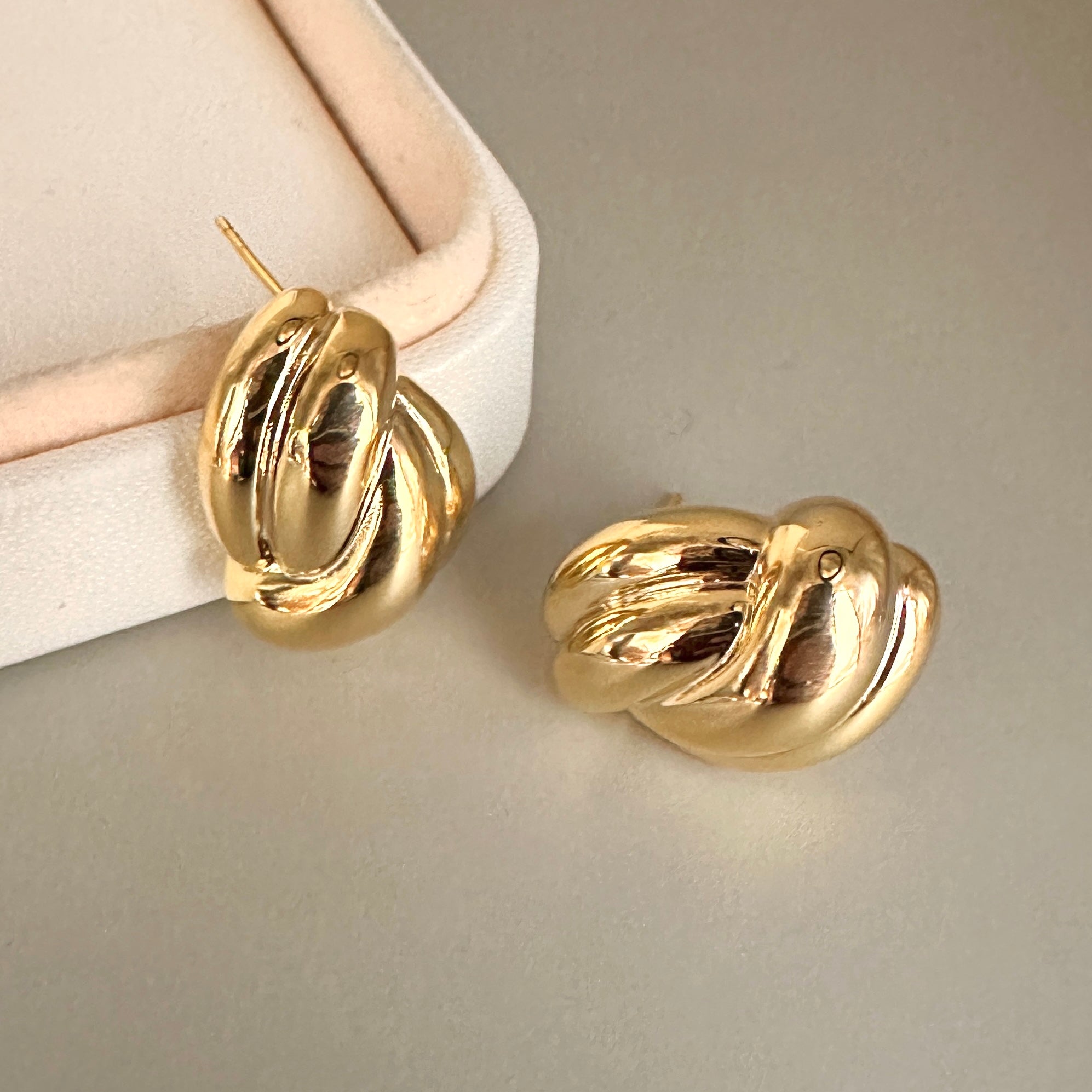 AROS | CUATRO LINEAS