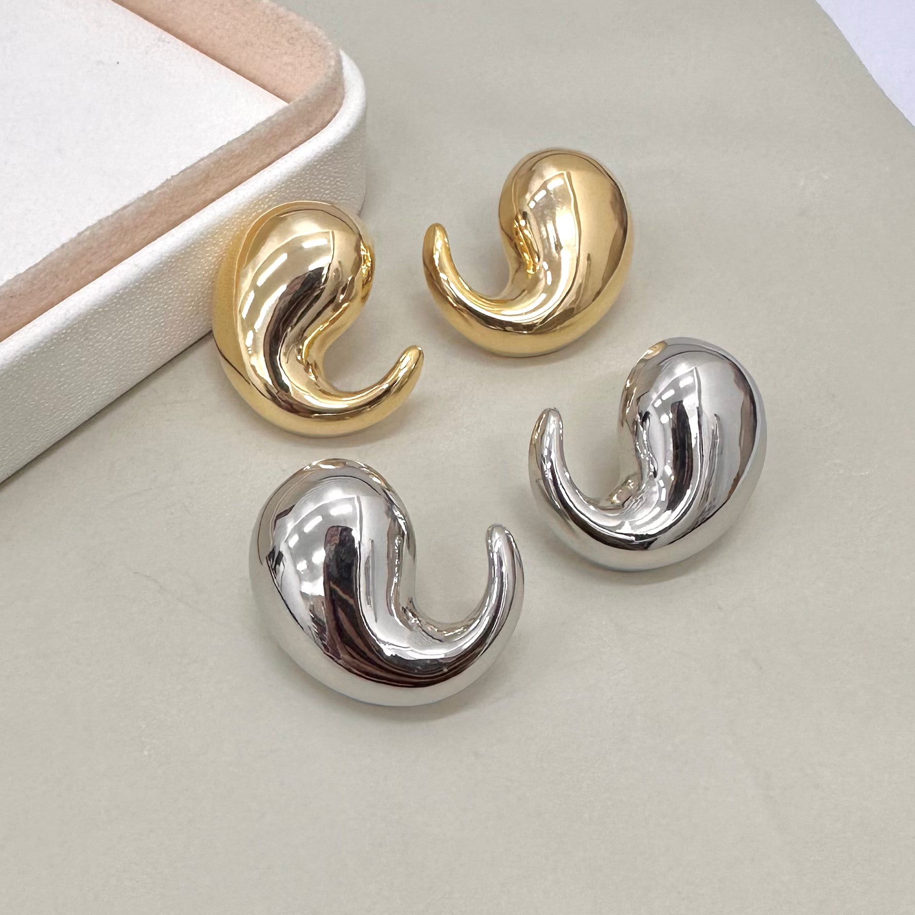 AROS BAÑO DE ORO | GOTA CURVA LISA | 25MM X 15MM