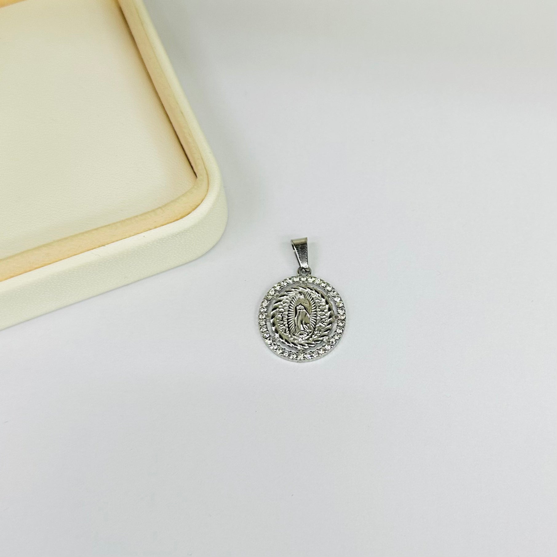 COLGANTE RELIGIOSO | MEDALLON VIRGEN CIRCULAR ORNAMENTADO