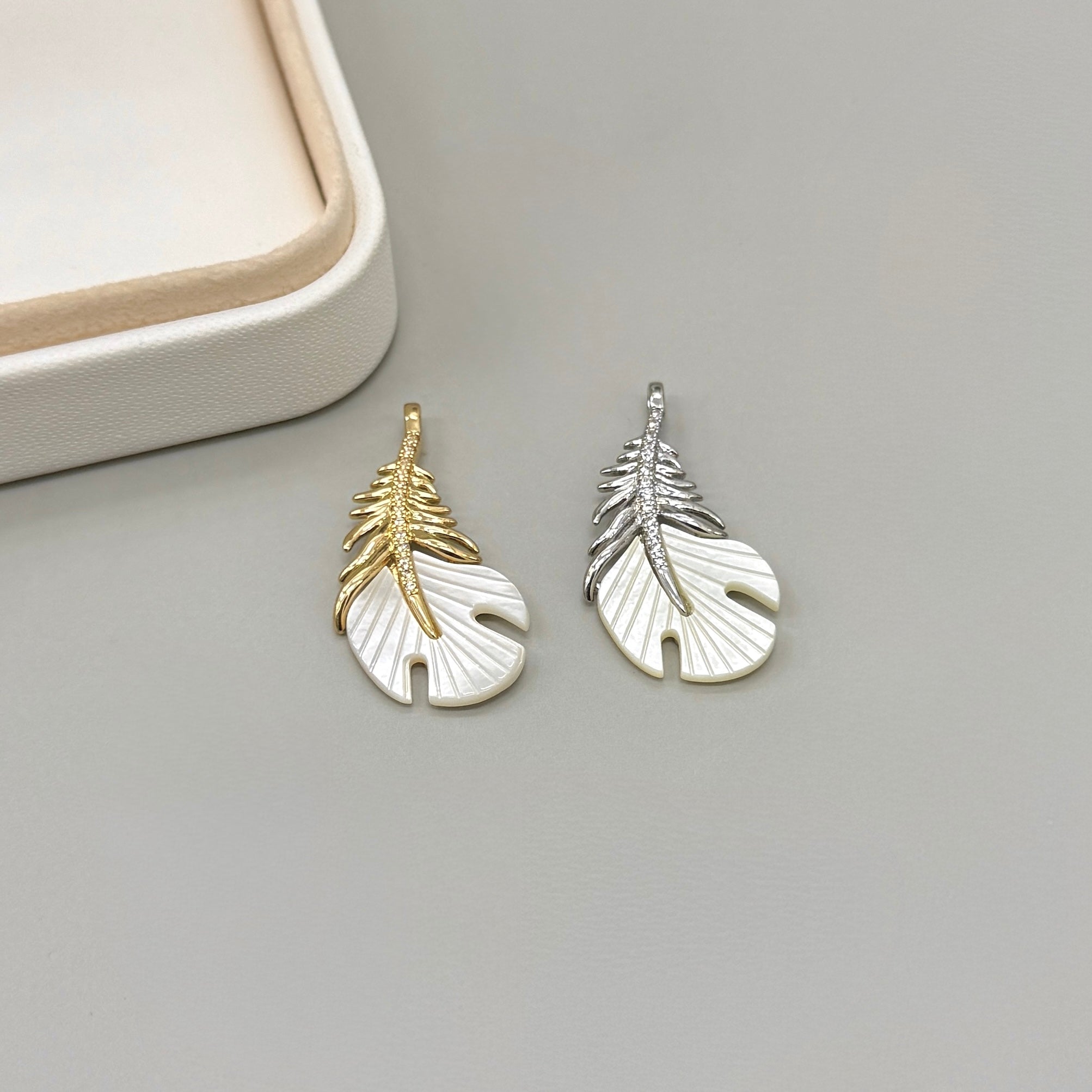 COLGANTE  | PLUMA CON NACAR | 1 UND