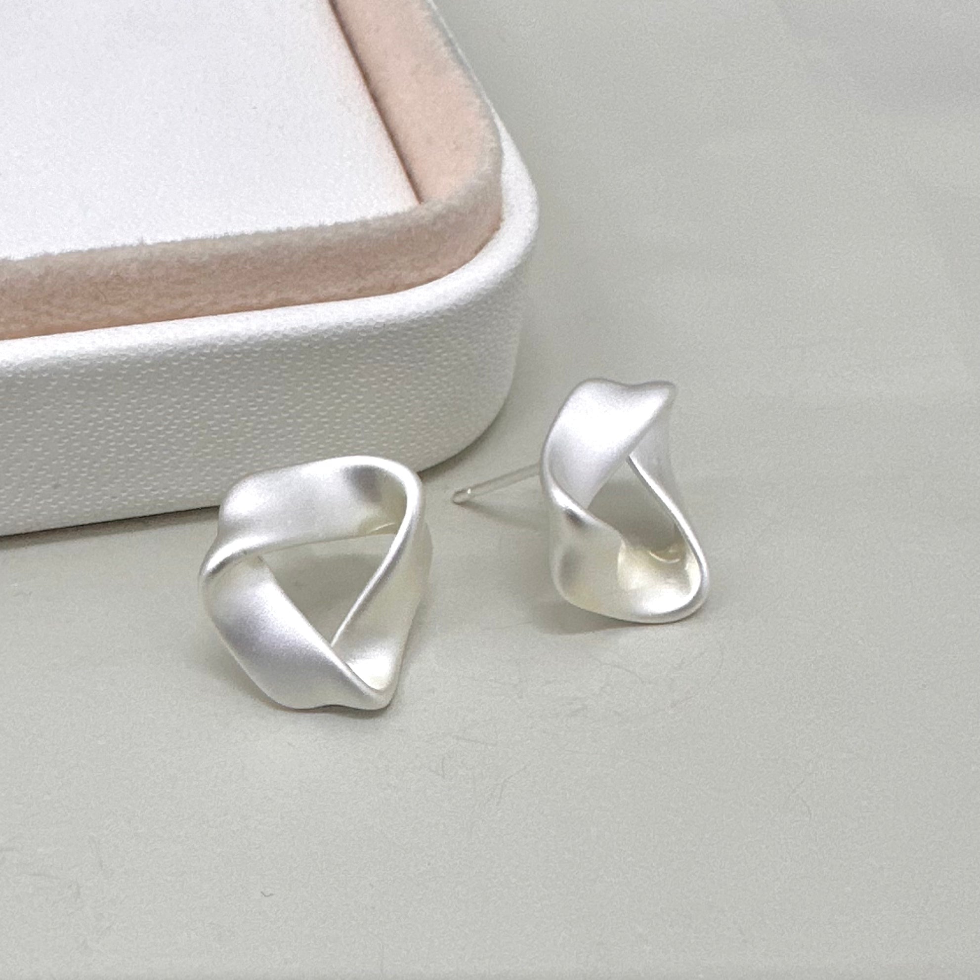 AROS BAÑO DE ORO | TRIANGULO TRIDIMENCIONAL PERLADO | 17MM X 16MM