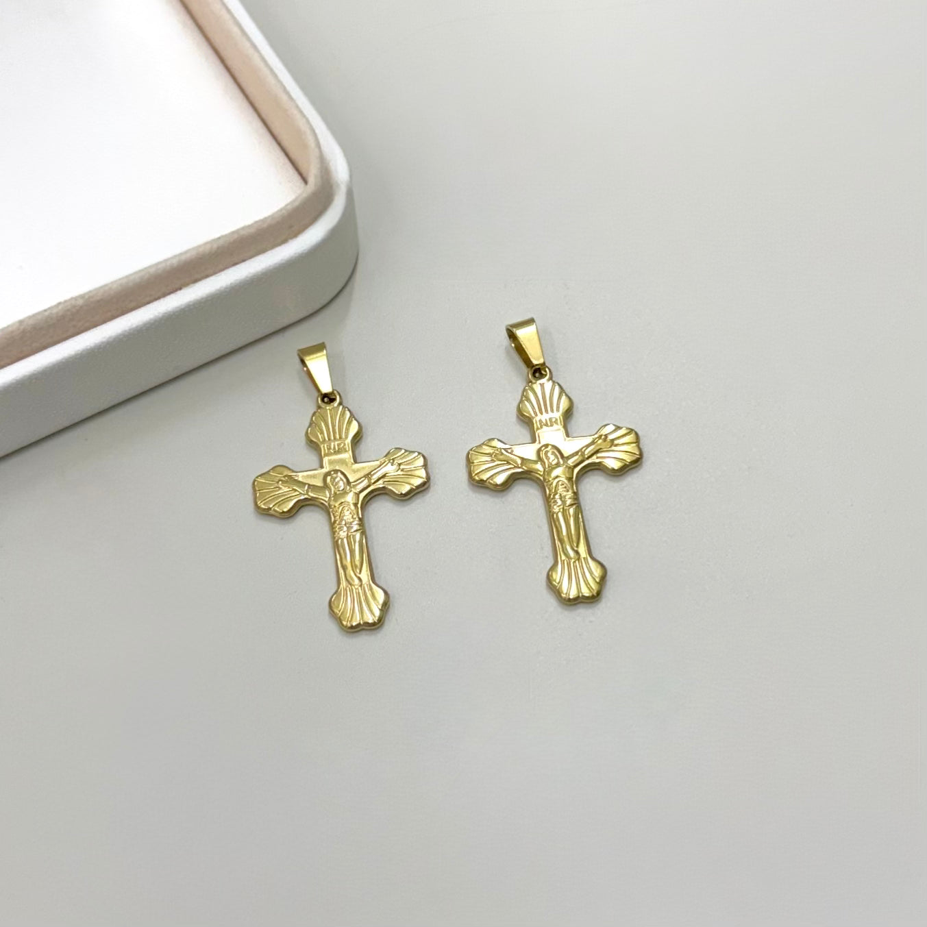 COLGANTE RELIGIOSO | CRUZ DISEÑO CON JESUS | BAÑO DE ORO