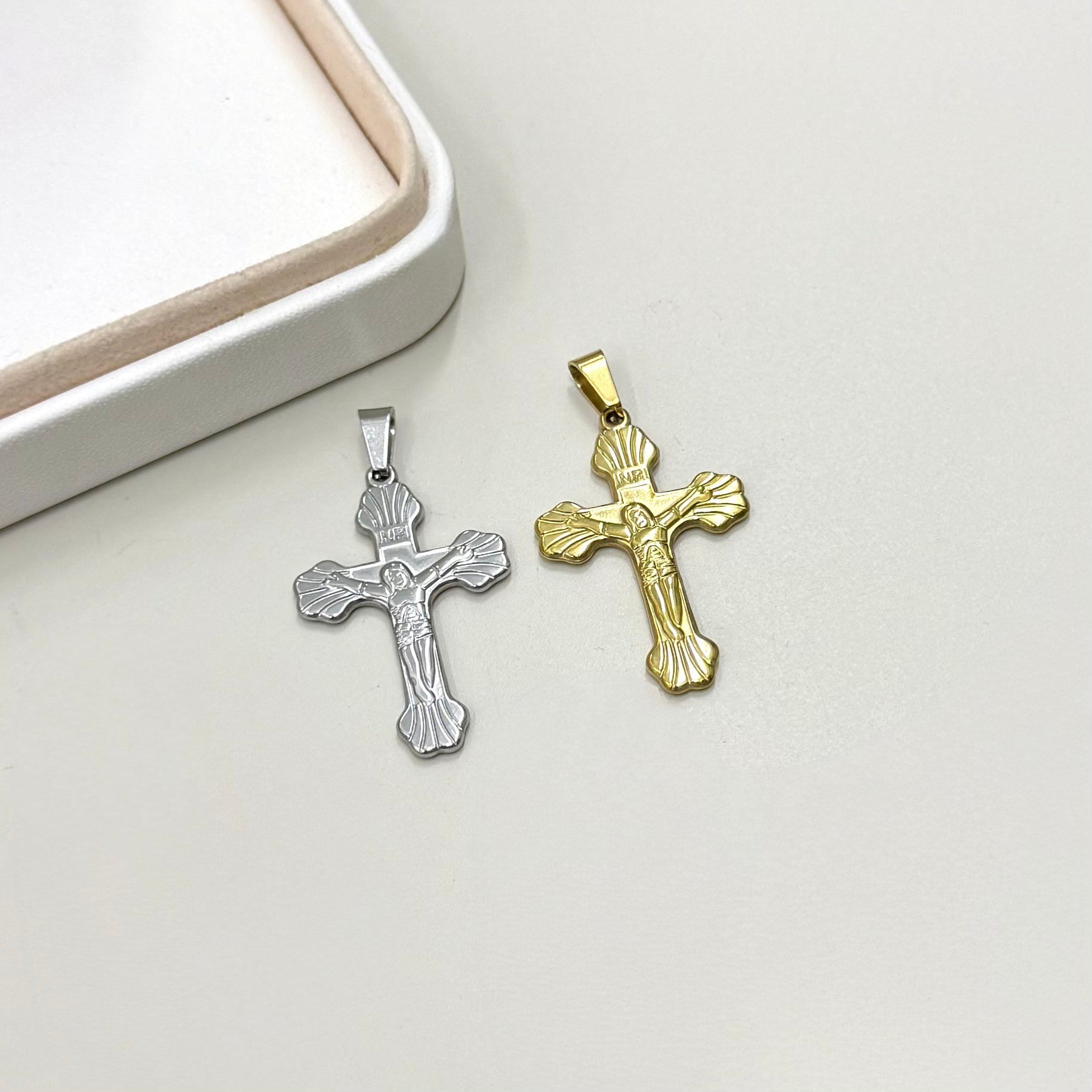 COLGANTE RELIGIOSO | CRUZ DISEÑO CON JESUS | BAÑO DE ORO