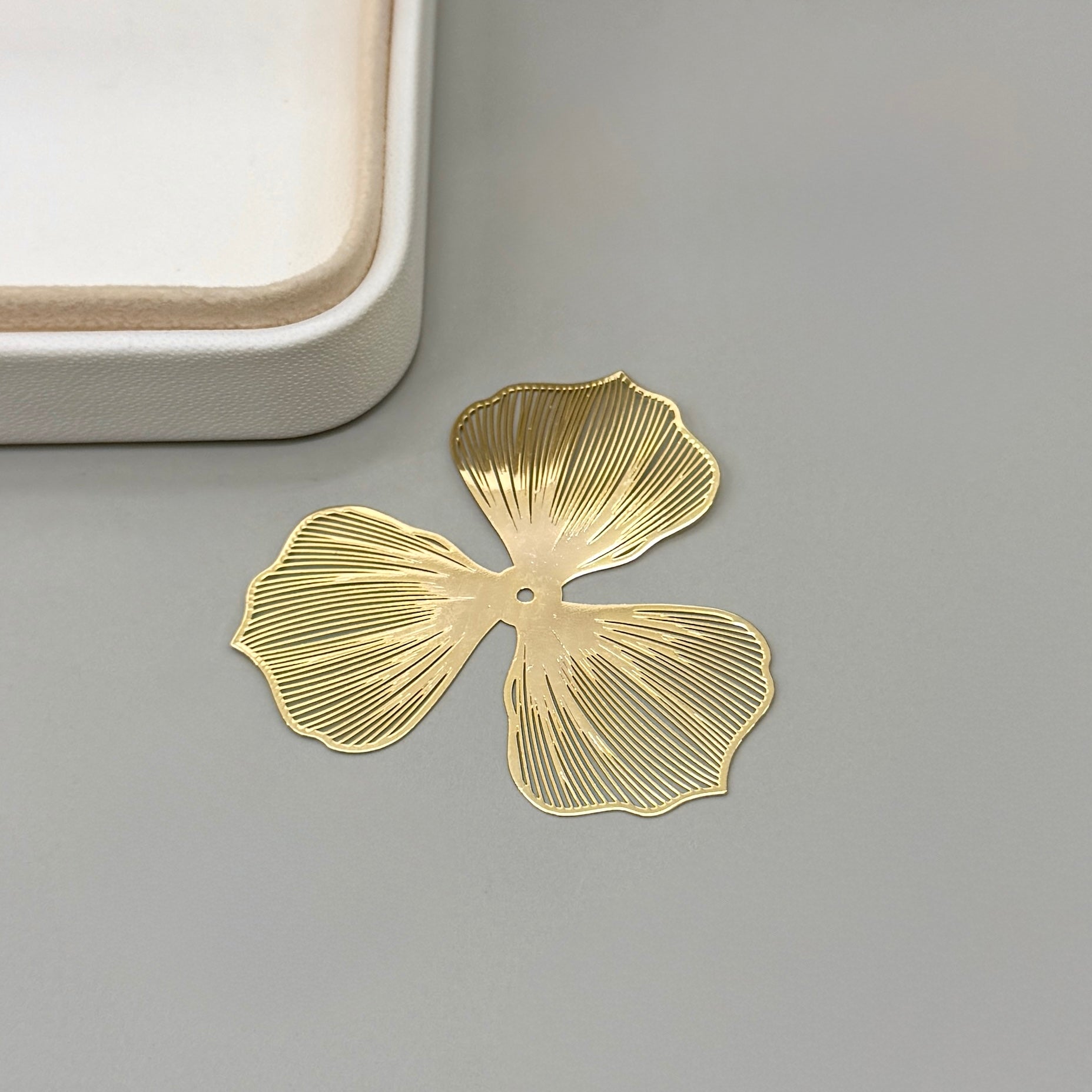 COLGANTE | FLOR TRES PETALOS | 1 UND