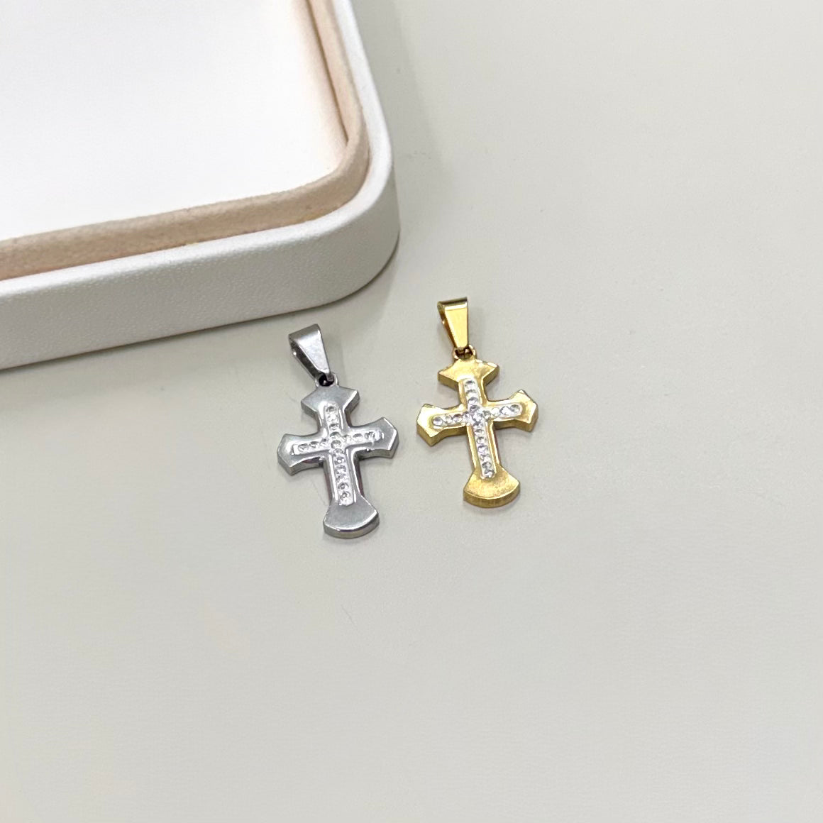 COLGANTE RELIGIOSO | CRUZ ESMALTADO BLANCO Y CIRCONES | BAÑO DE ORO