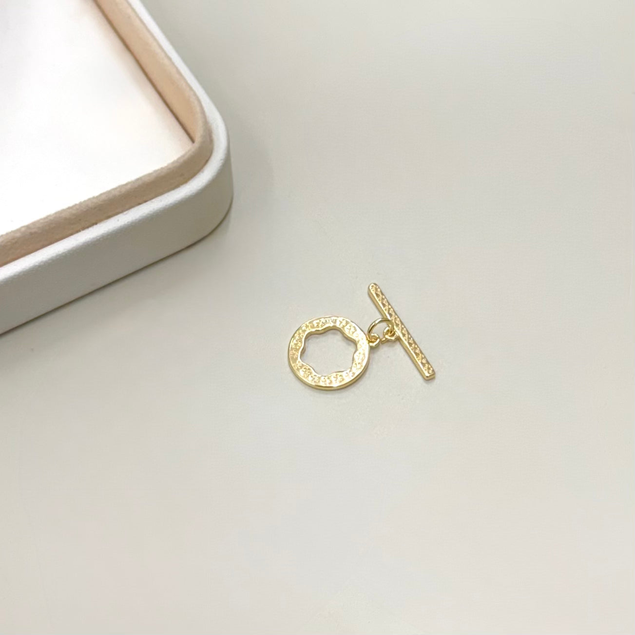 BROCHE OT | CIRCULO CON FLOR | BAÑO DE ORO