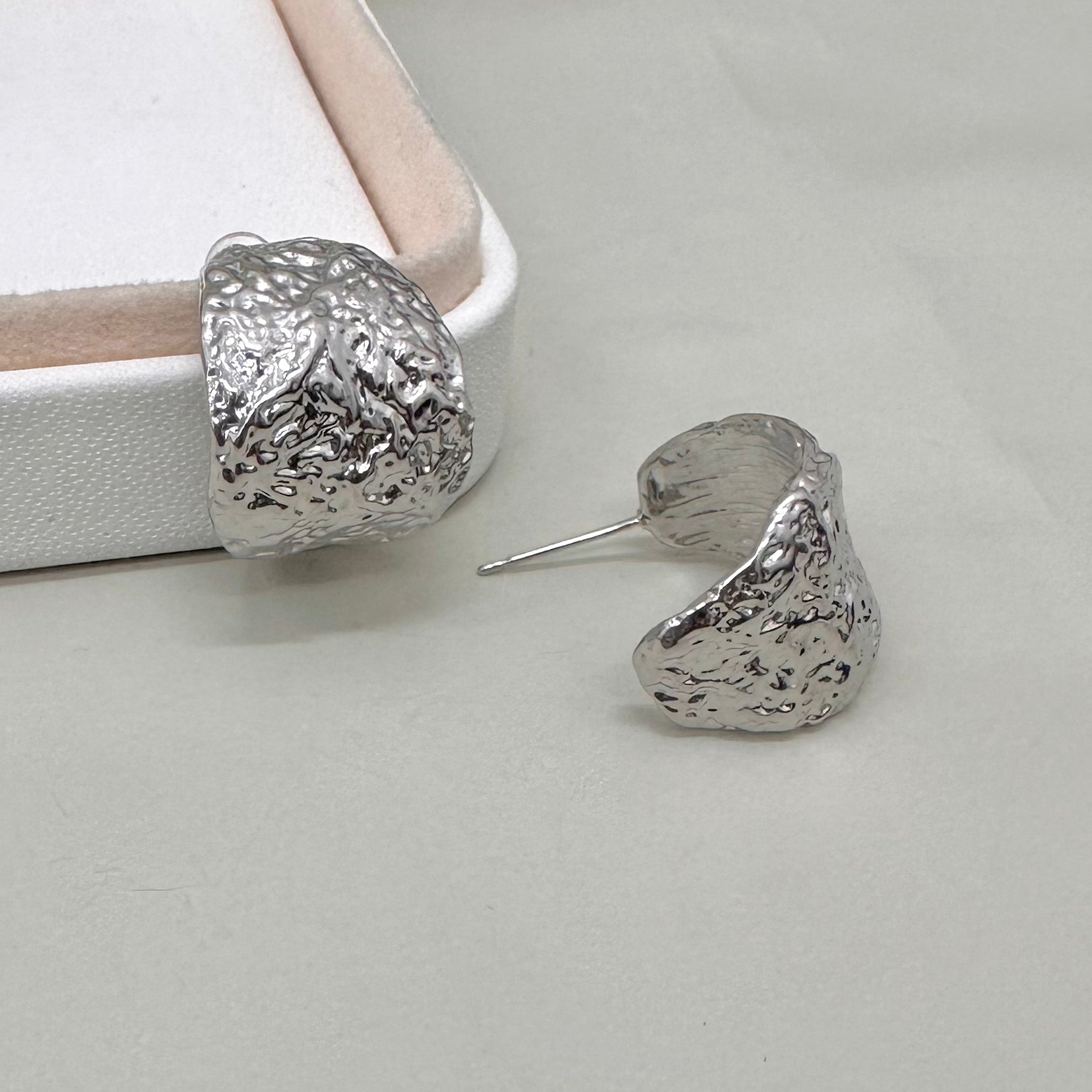 AROS BAÑO DE ORO | MEDIA LUNA RUGOSA | 20MM X 20MM