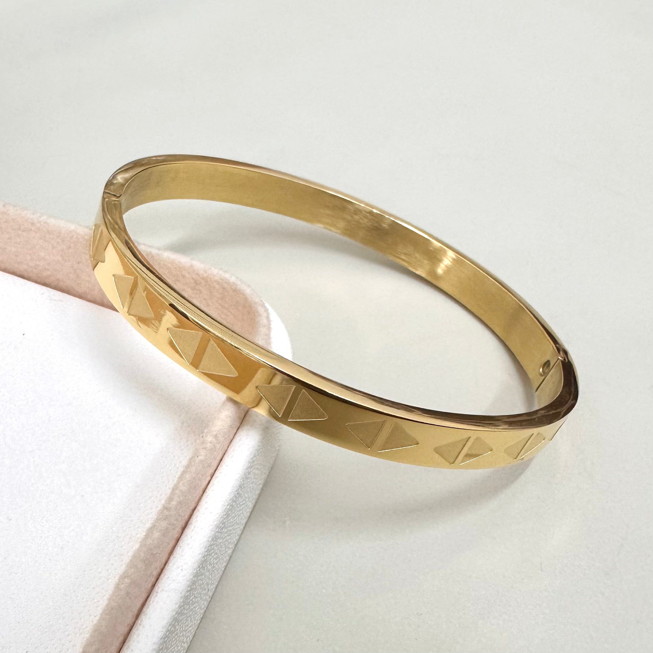 PULSERA RIGIDA | GRABADO TRIANGULOS DOBLES