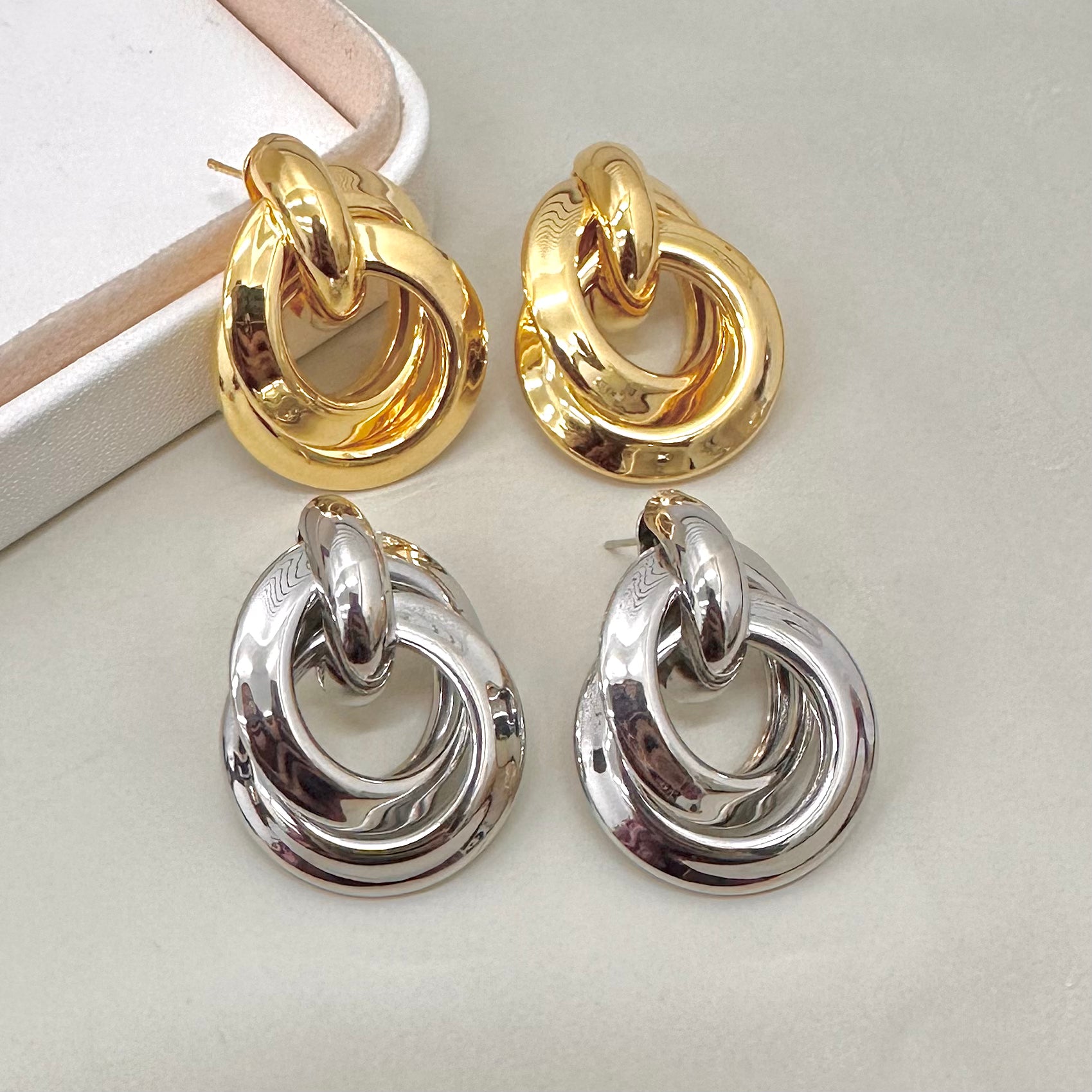 AROS BAÑO DE ORO | ARGOLLAS UNIDAS COLGANTE | 35MM X 25MM