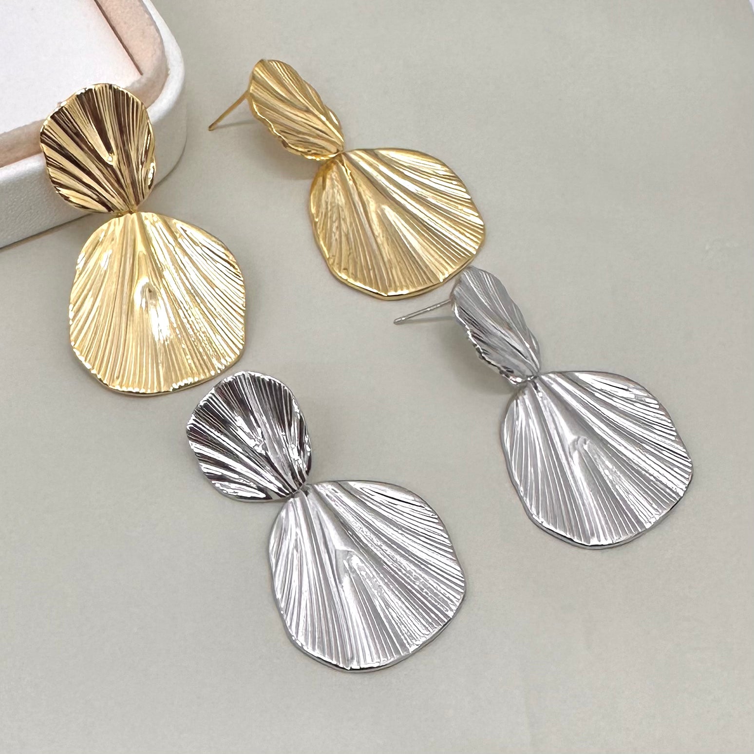 AROS BAÑO DE ORO | HOJA FLABELADA COLGANTE | 47MM X 28MM