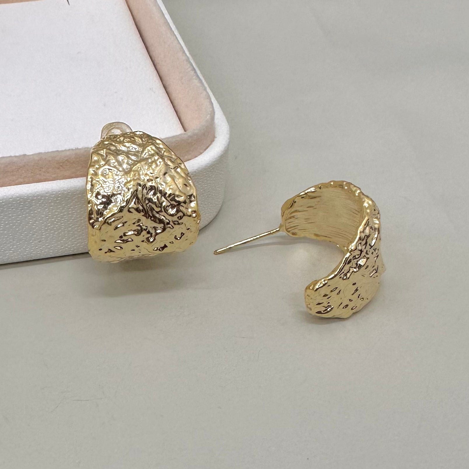 AROS BAÑO DE ORO | MEDIA LUNA RUGOSA | 20MM X 20MM