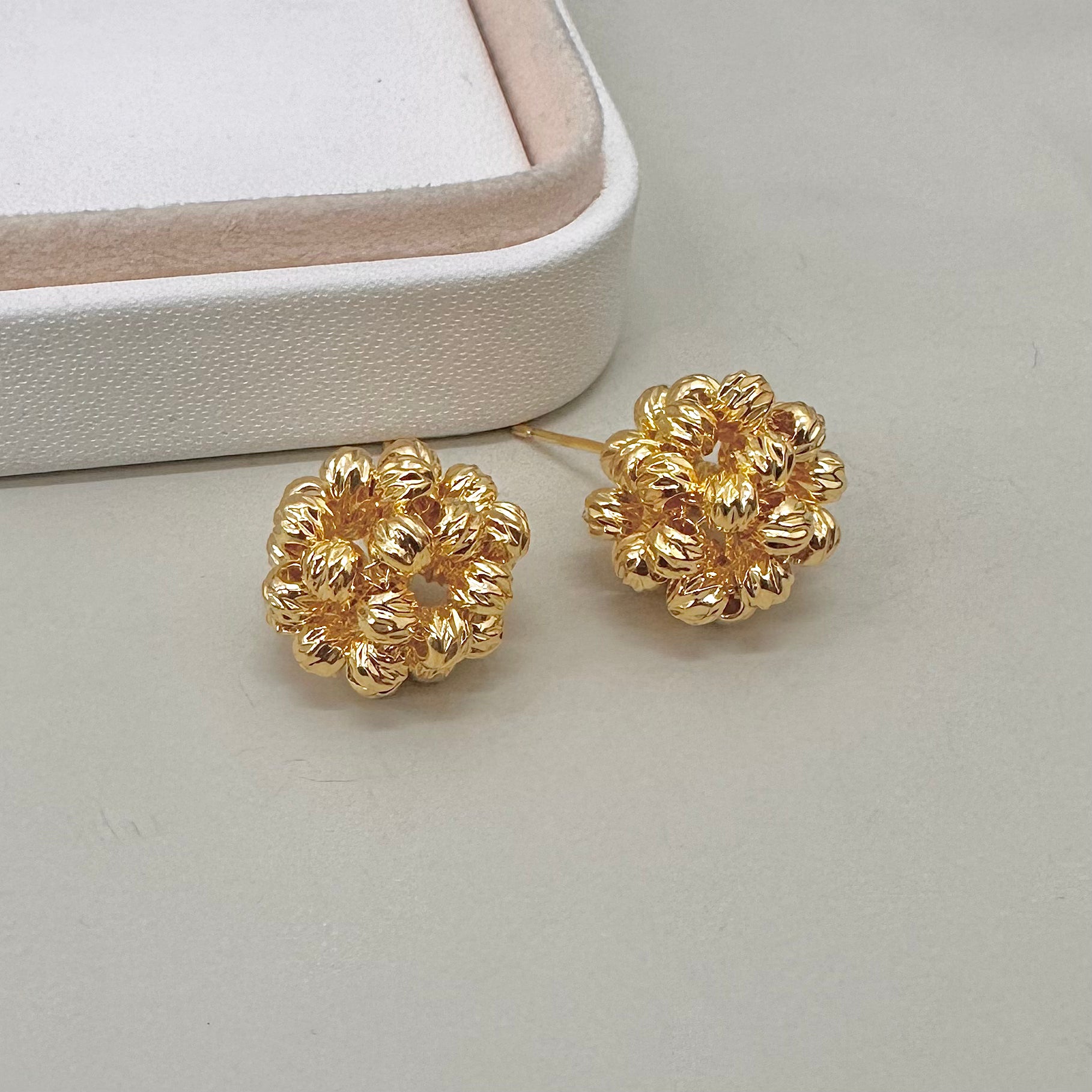 AROS BAÑO DE ORO | FLOR BOLITAS | 17MM X 20MM