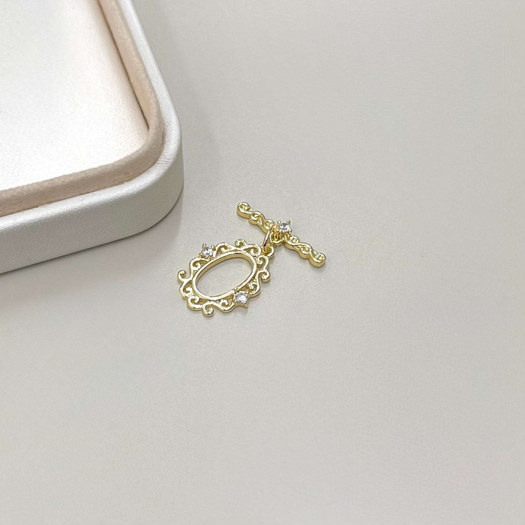 BROCHE OT | OVALADO DISEÑO Y STRASS | BAÑO DE ORO