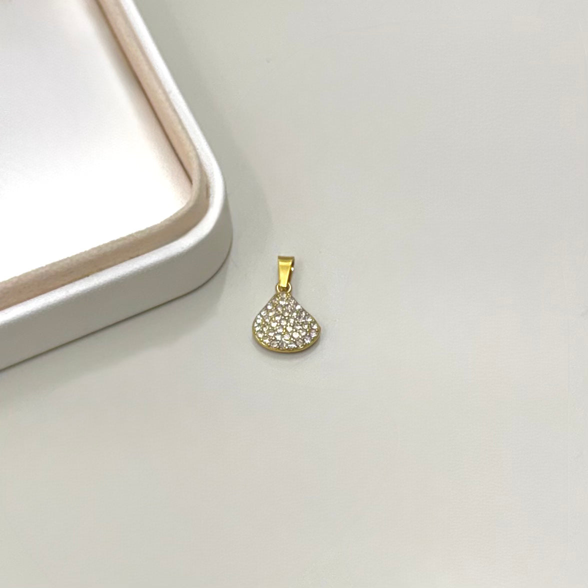 COLGANTE CONCHA CON CIRCONES | BAÑO DE ORO