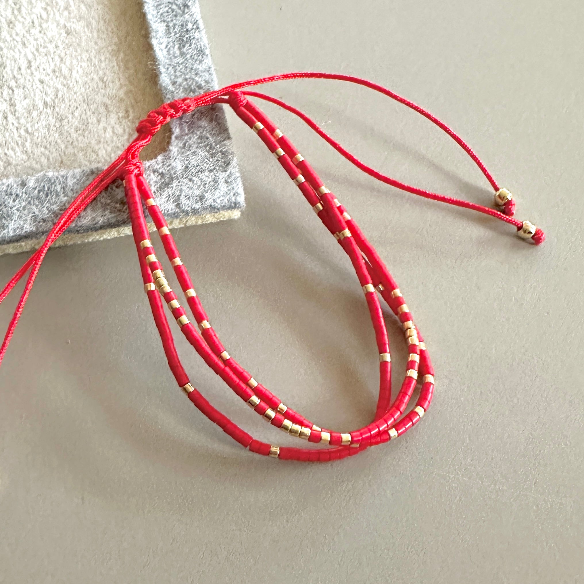 PULSERA TRIPLE ROJA Y DORADO | LUNAM