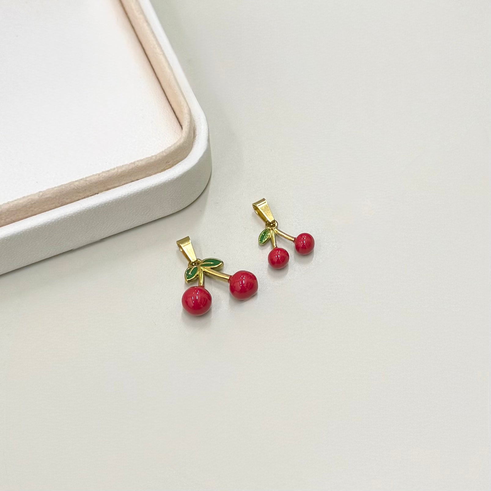 COLGANTE CHERRY ESMALTADO | BAÑO DE ORO