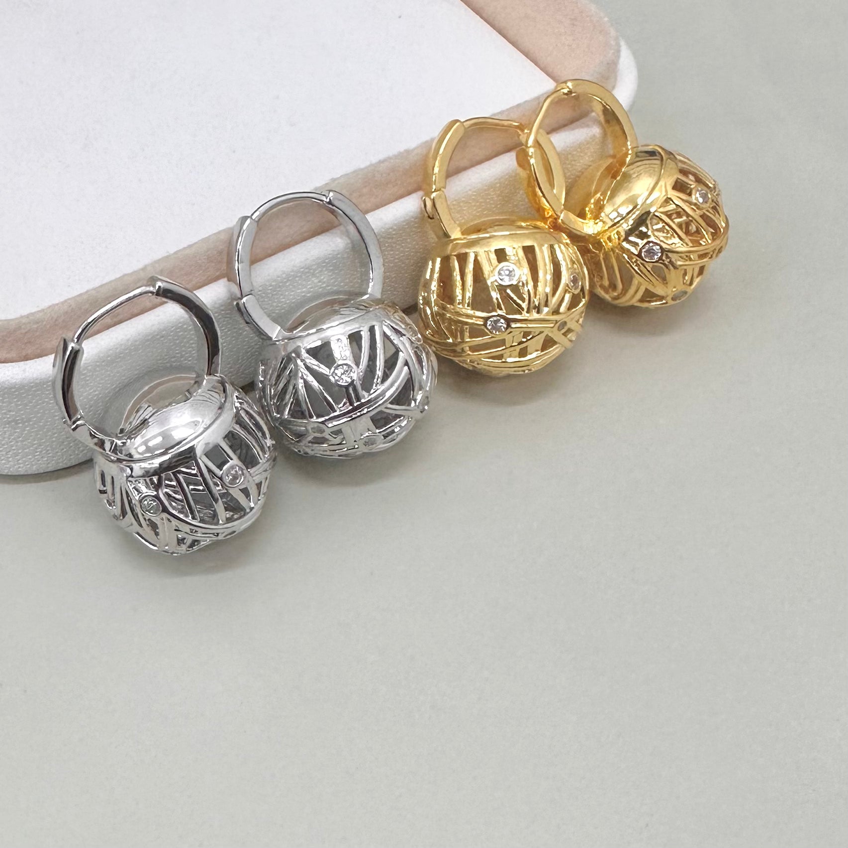 AROS BAÑO DE ORO | ESFERA COLGANTE CASCABEL | 28MM X 20MM