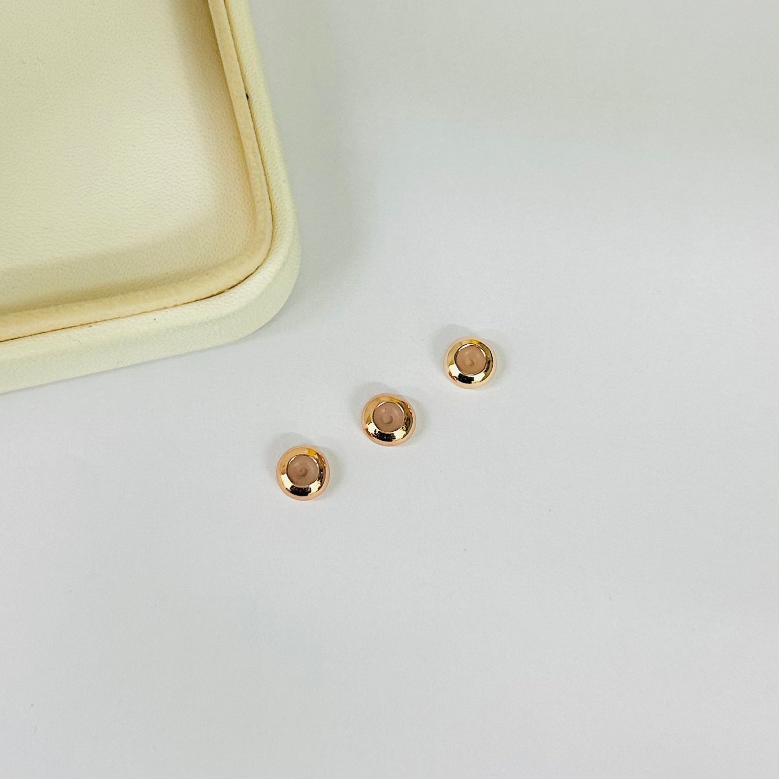 BROCHE GOMA INTERNA | BAÑO DE RODIO | 4 UND