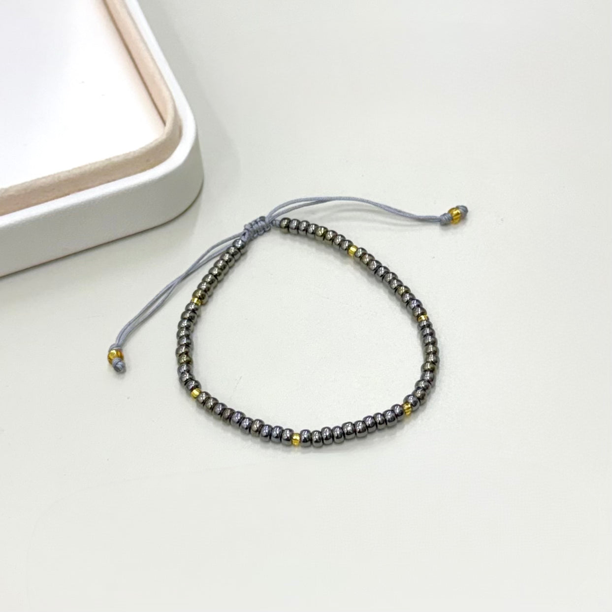 PULSERA GRAFITO Y DORADO | LUNAM