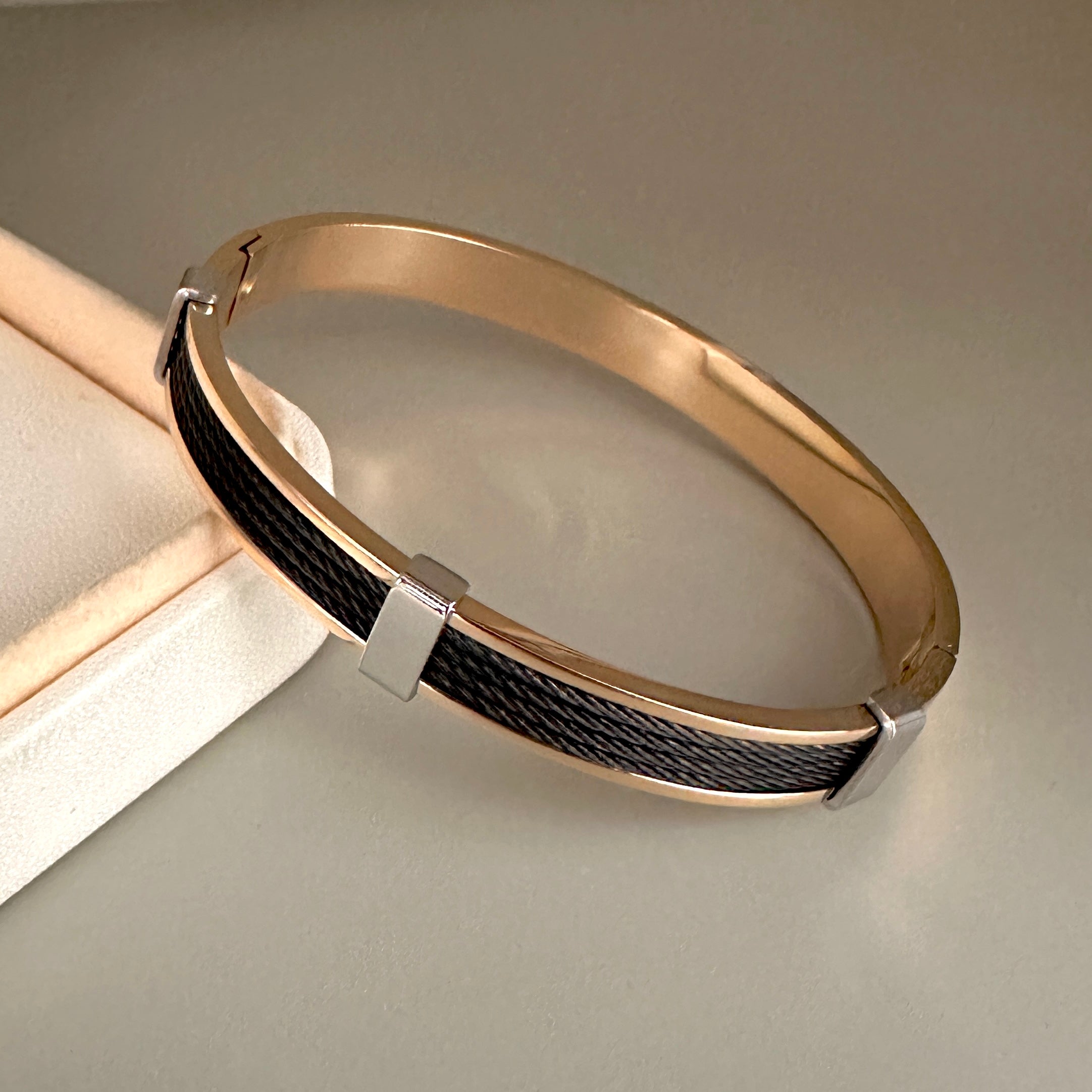 PULSERA RIGIDA | DORADA 4 LINEAS NEGRO