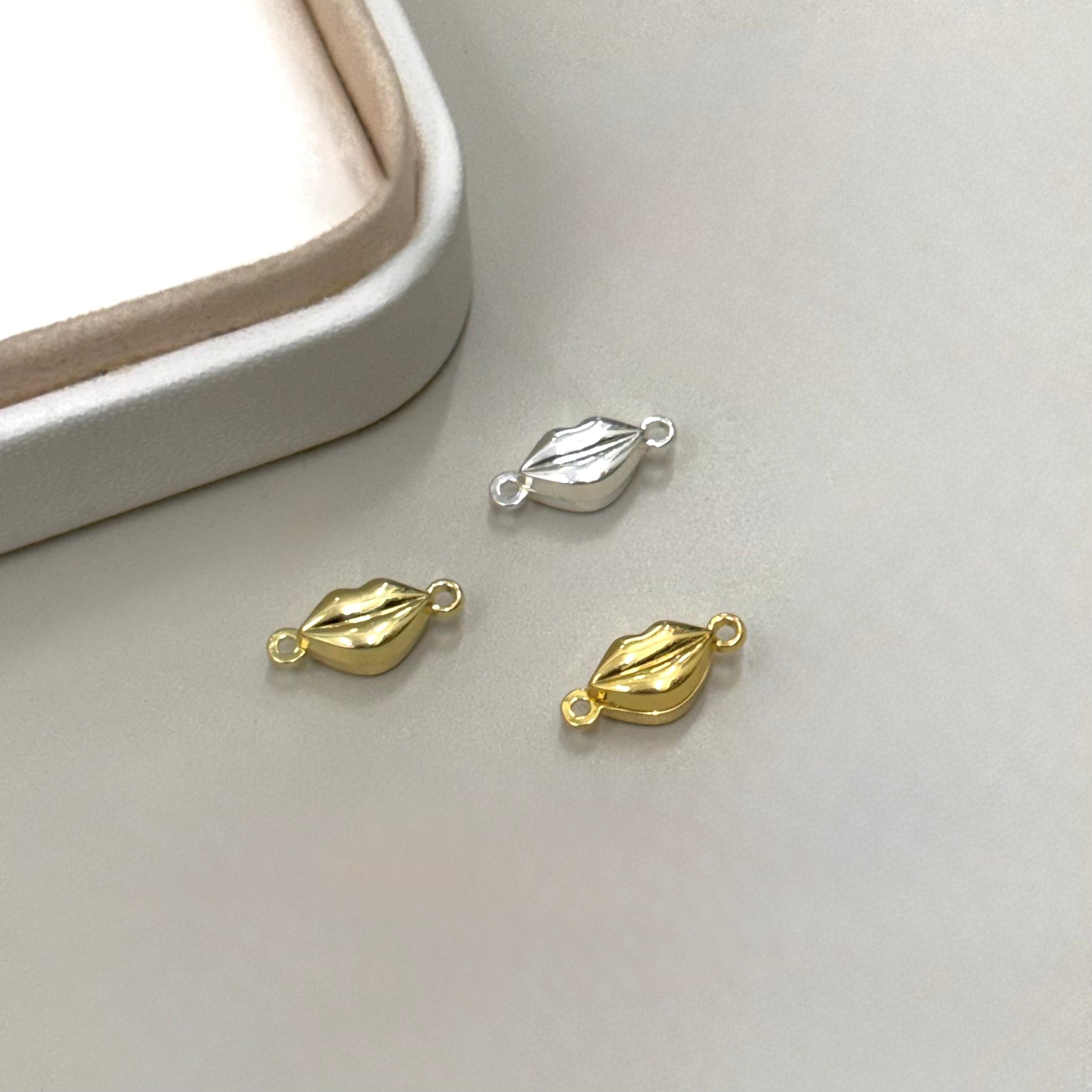 BROCHE IMAN | LABIOS | BAÑO DE ORO