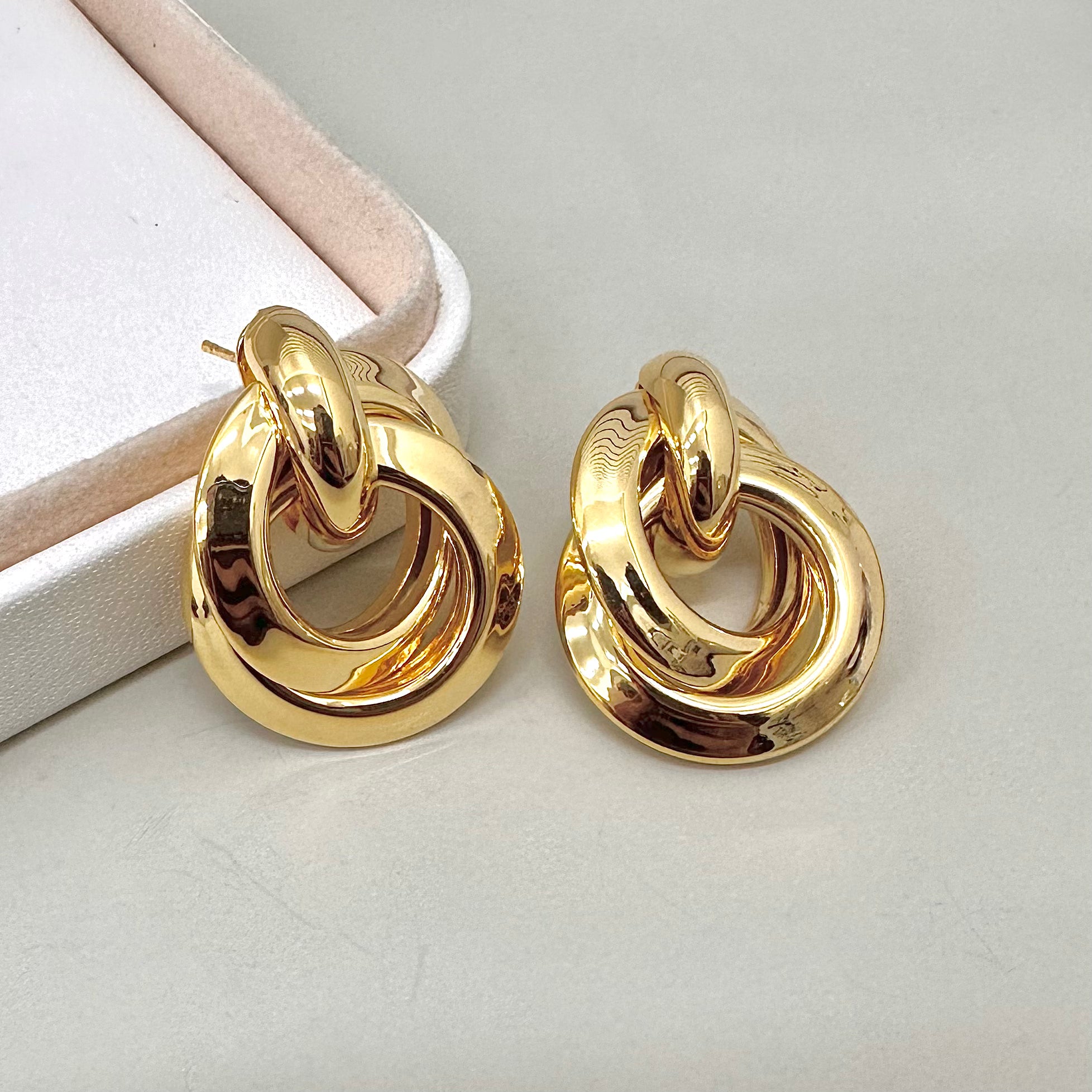 AROS BAÑO DE ORO | ARGOLLAS UNIDAS COLGANTE | 35MM X 25MM