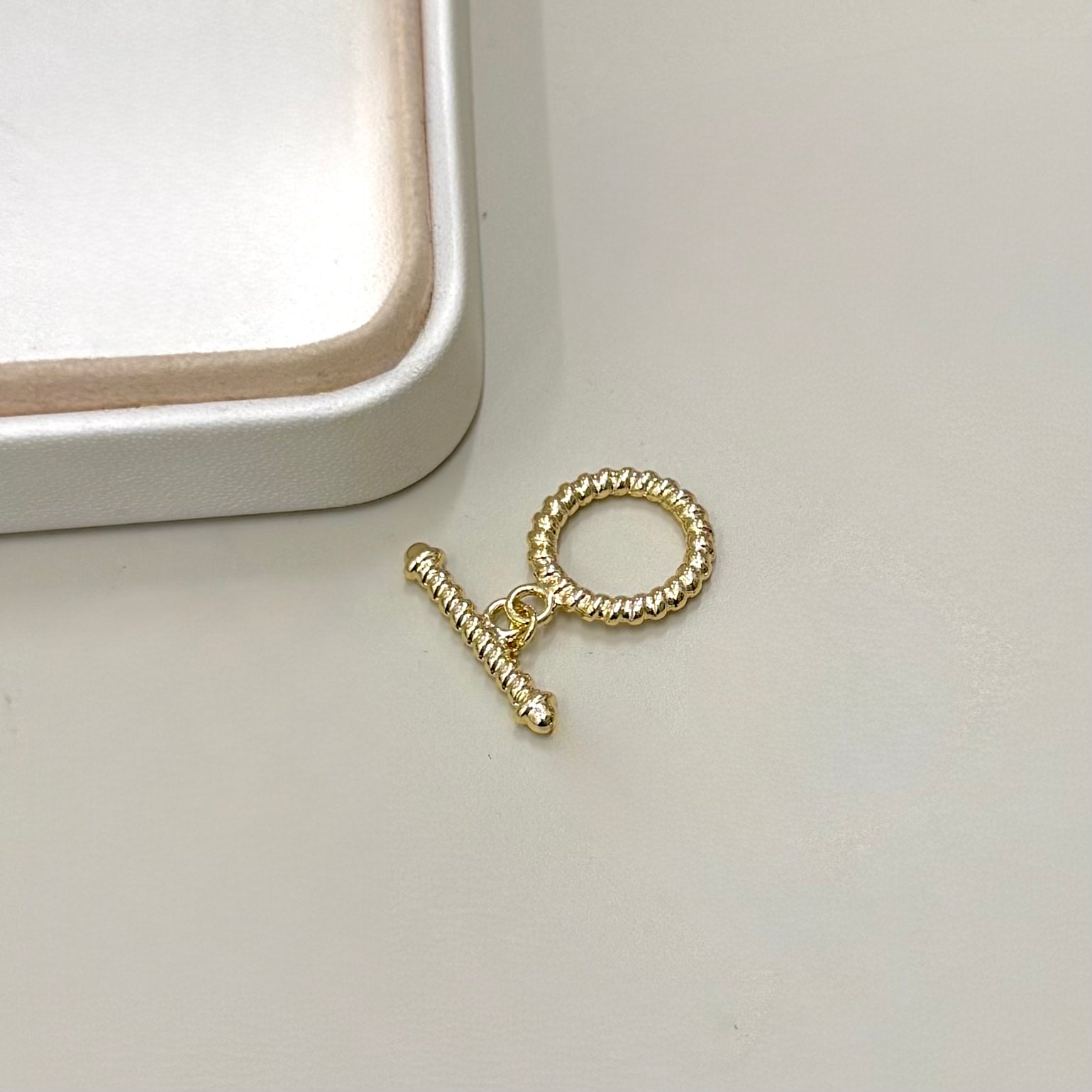 BROCHE OT | CIRCULO TEXTURIZADO | BAÑO DE ORO