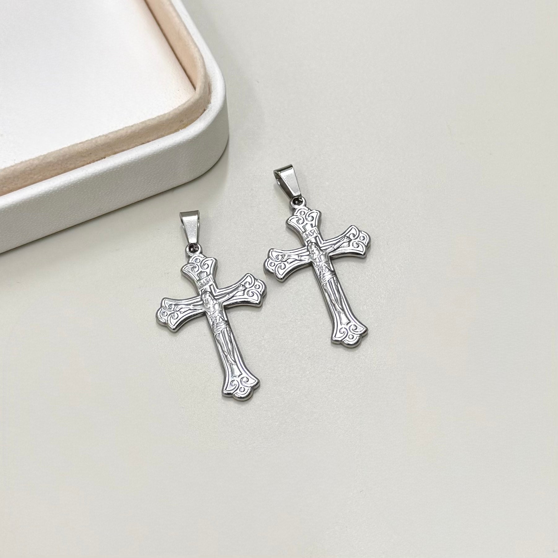 COLGANTE RELIGIOSO | CRUZ DISEÑO CON JESUS | BAÑO DE ORO