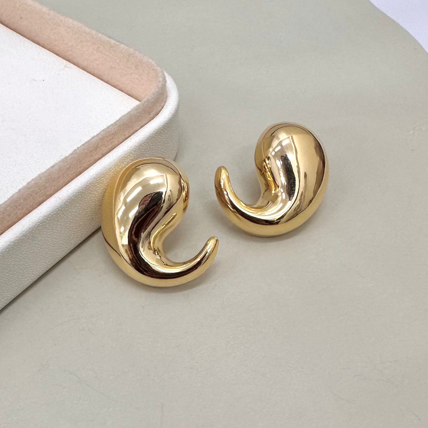 AROS BAÑO DE ORO | GOTA CURVA LISA | 25MM X 15MM