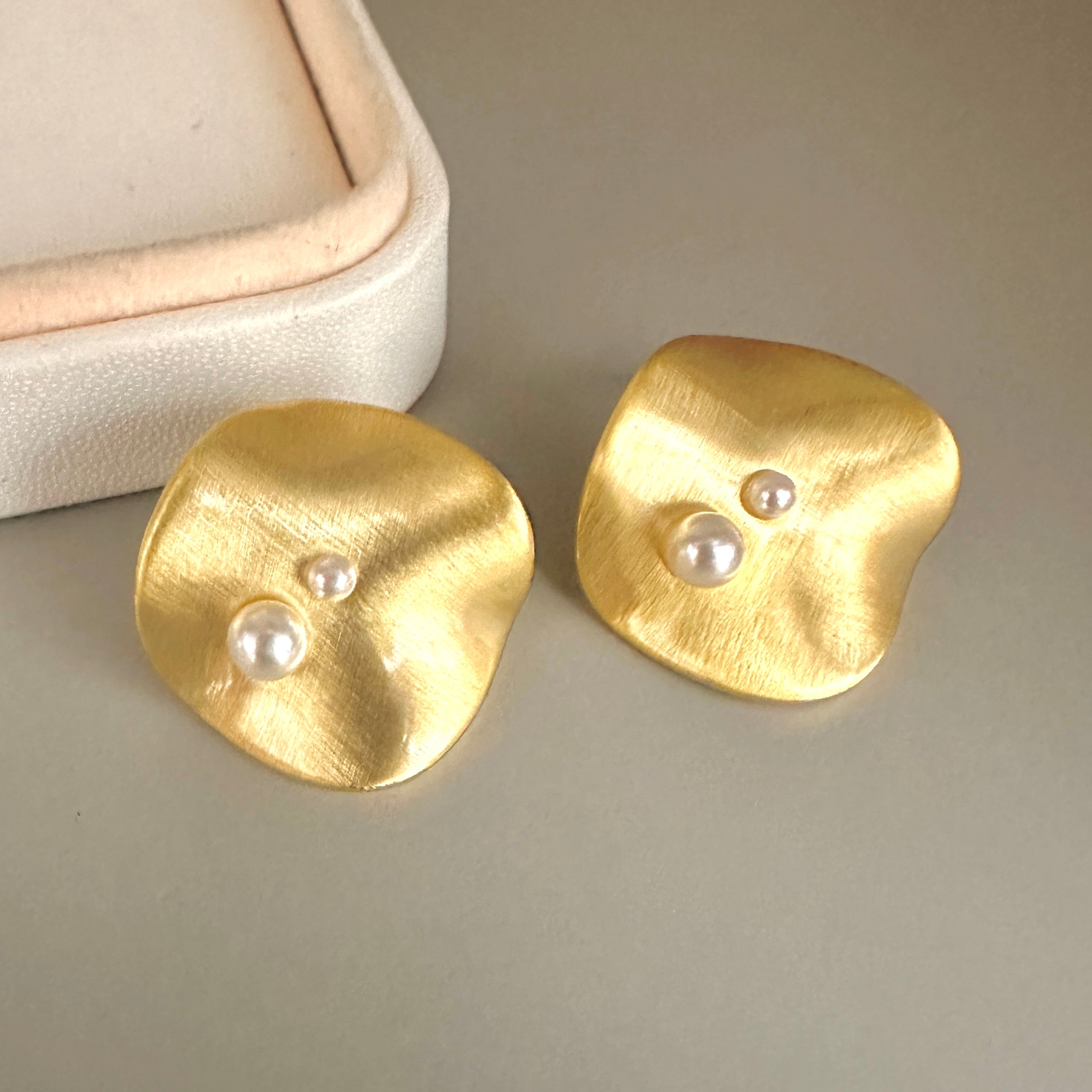 AROS | CIRCULAR IRREGULAR MATTE CON PERLAS