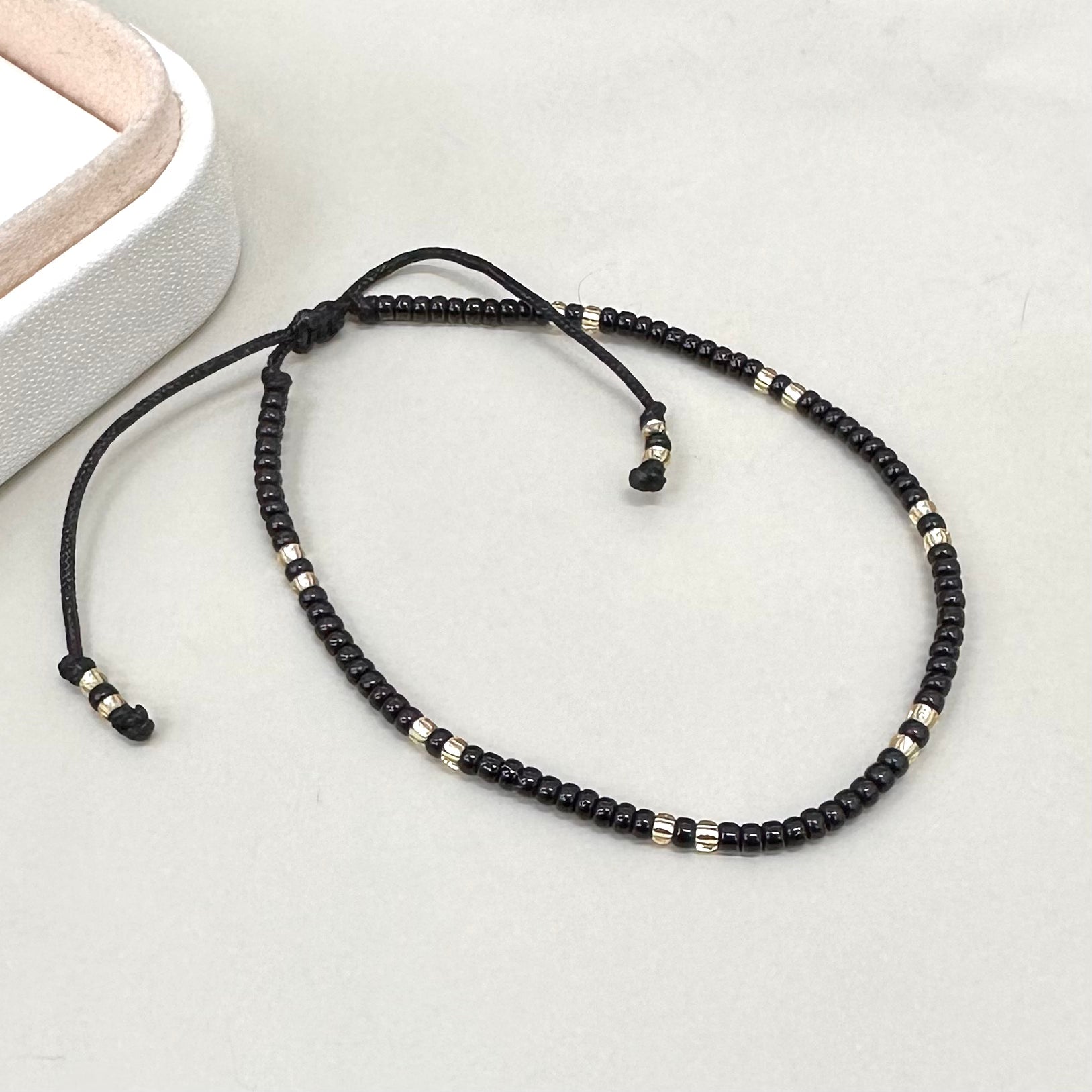 PULSERA MIX NEGRO Y DORADO | LUNAM