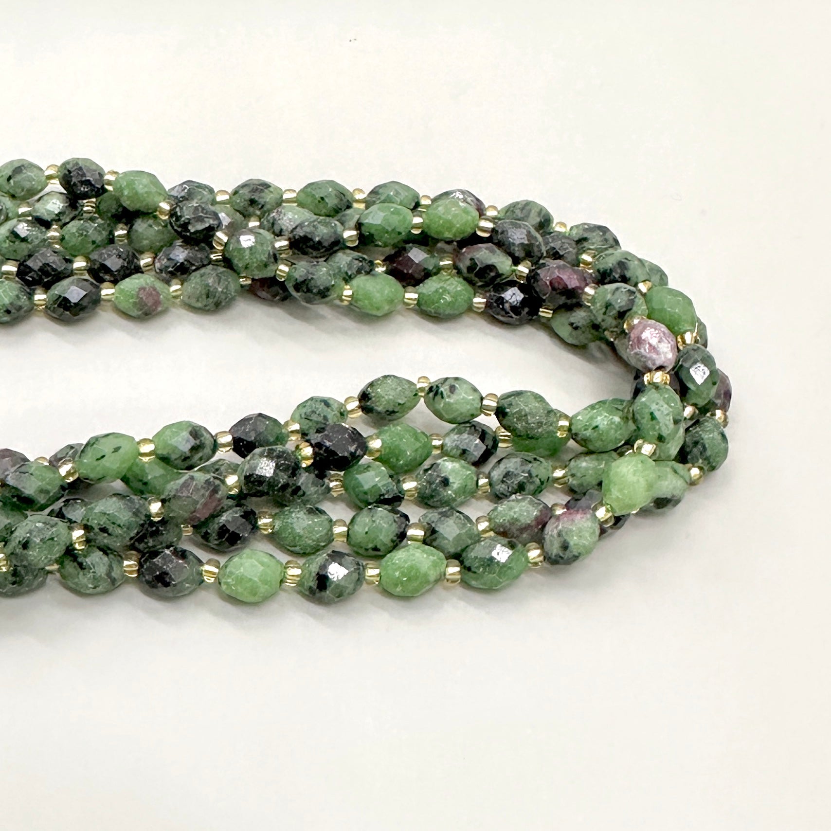 PIEDRA OVALADA FACETADA | ZOISITA RUBI