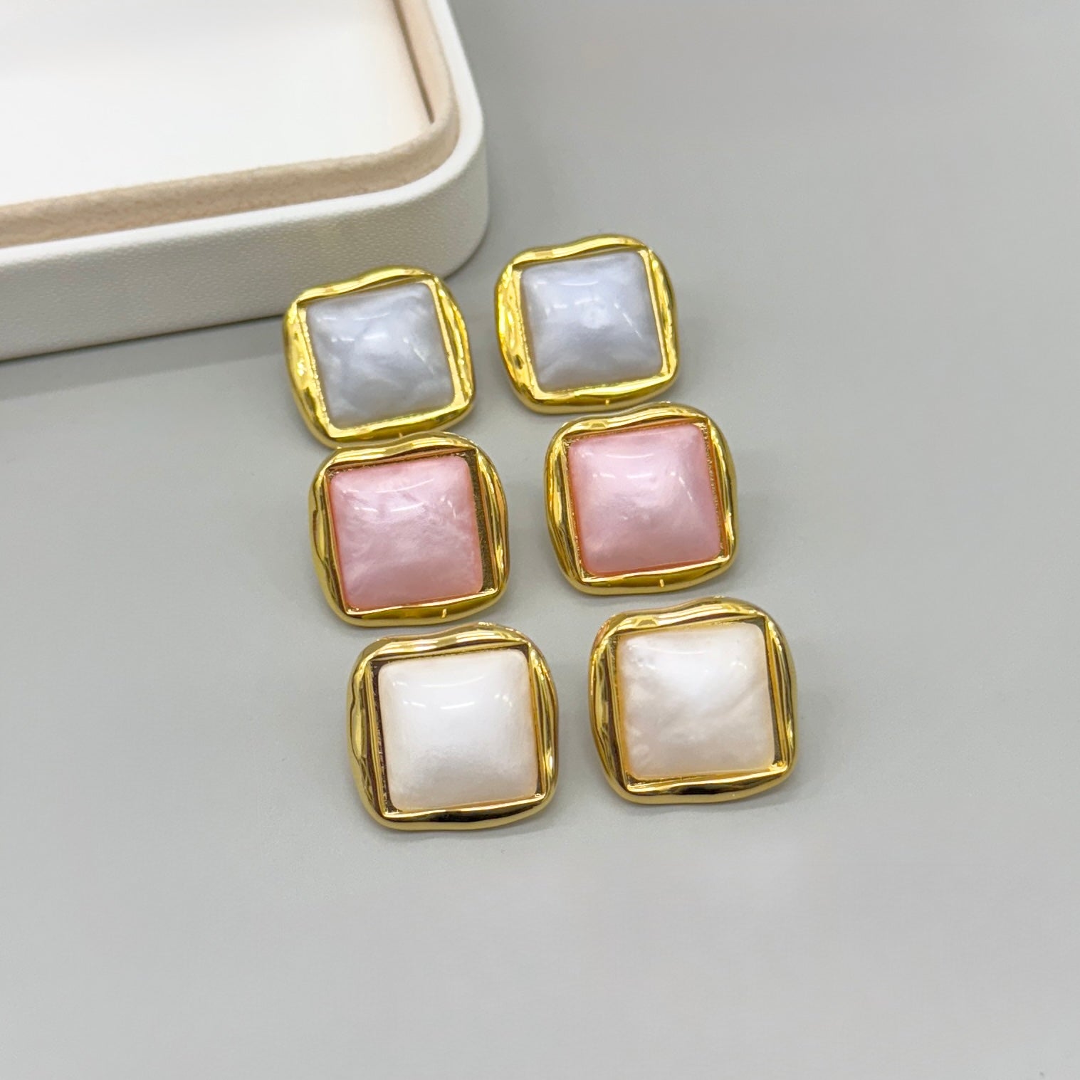 AROS | CUADRADO CENTRO NACARADO| DORADO 15X15MM