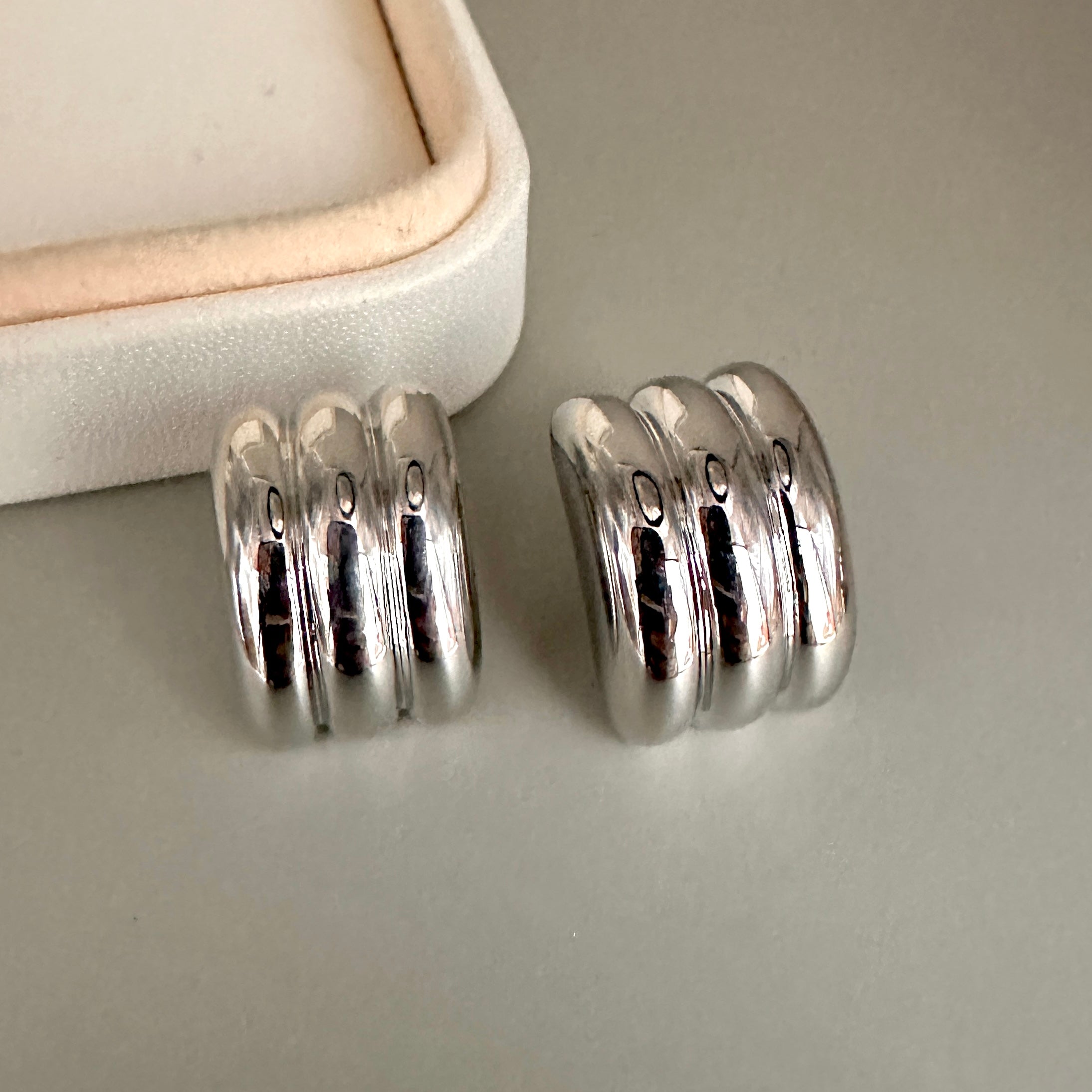 AROS | TRES LINEAS VERTICAL