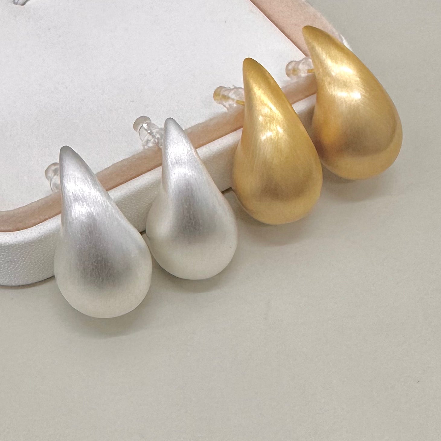 AROS BAÑO DE ORO | GOTA CURVA PERLADA | 35MM X 16MM