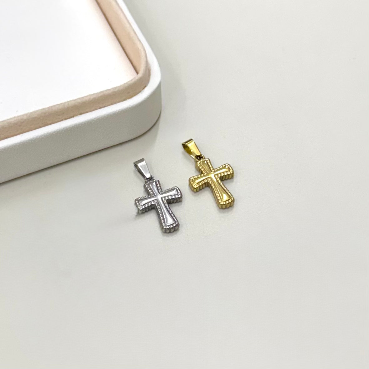 COLGANTE RELIGIOSO | CRUZ DISEÑO CON PUNTOS | BAÑO DE ORO