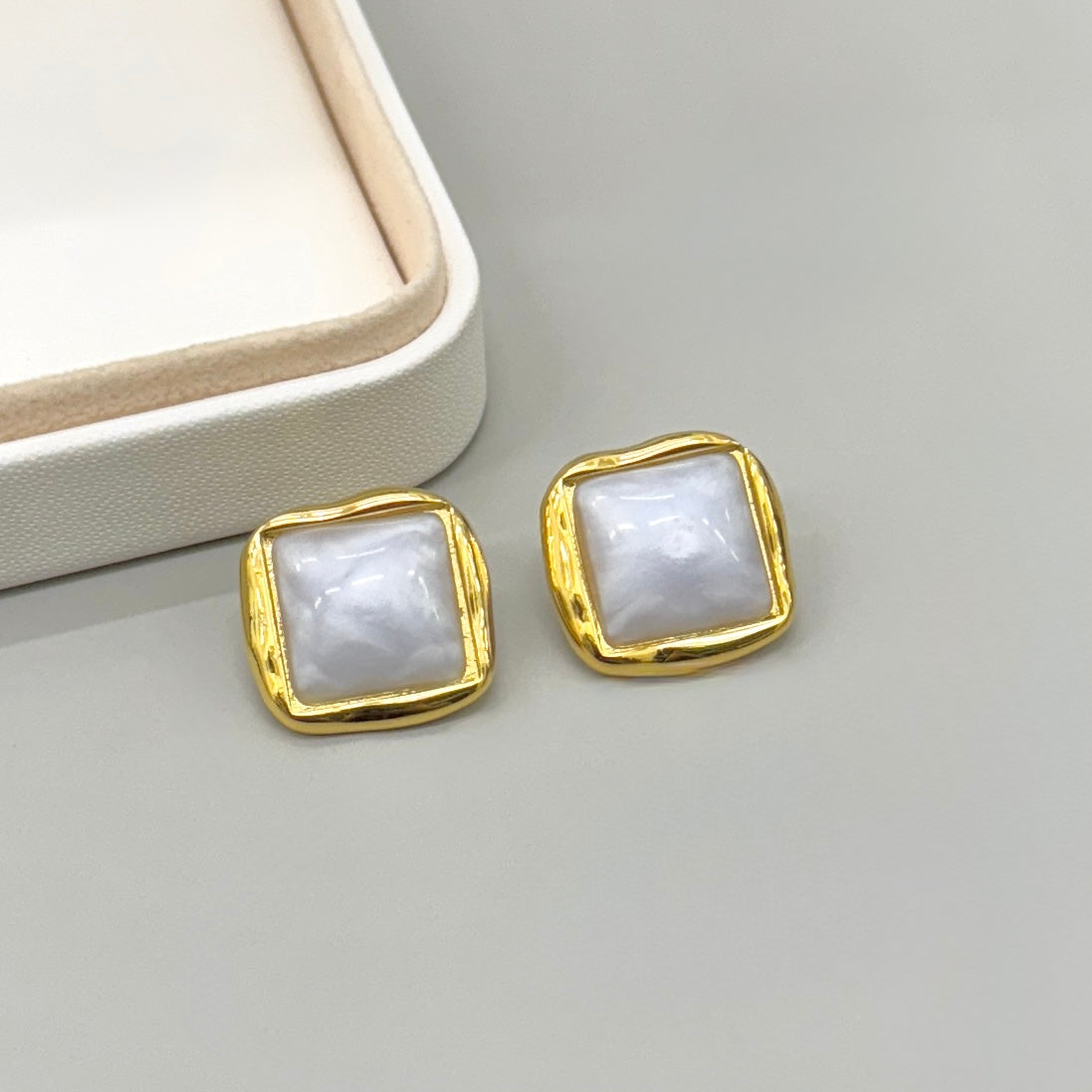 AROS | CUADRADO CENTRO NACARADO| DORADO 15X15MM