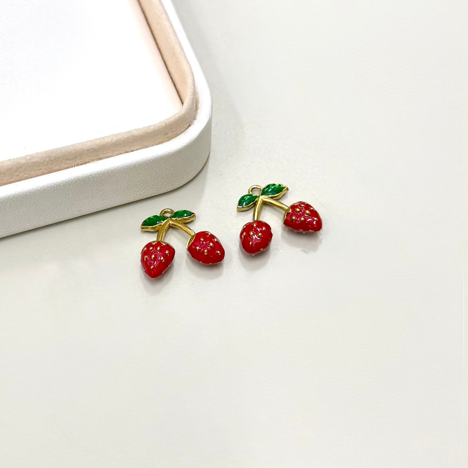 COLGANTE DOS FRUTILLAS ESMALTADO | BAÑO DE ORO